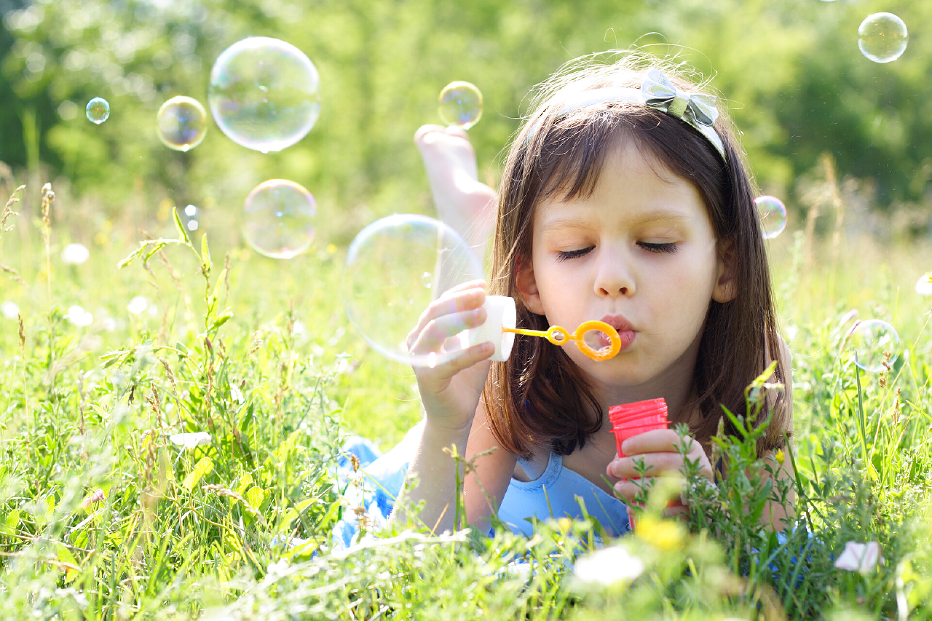 在公园吹泡泡的小女孩小丫头