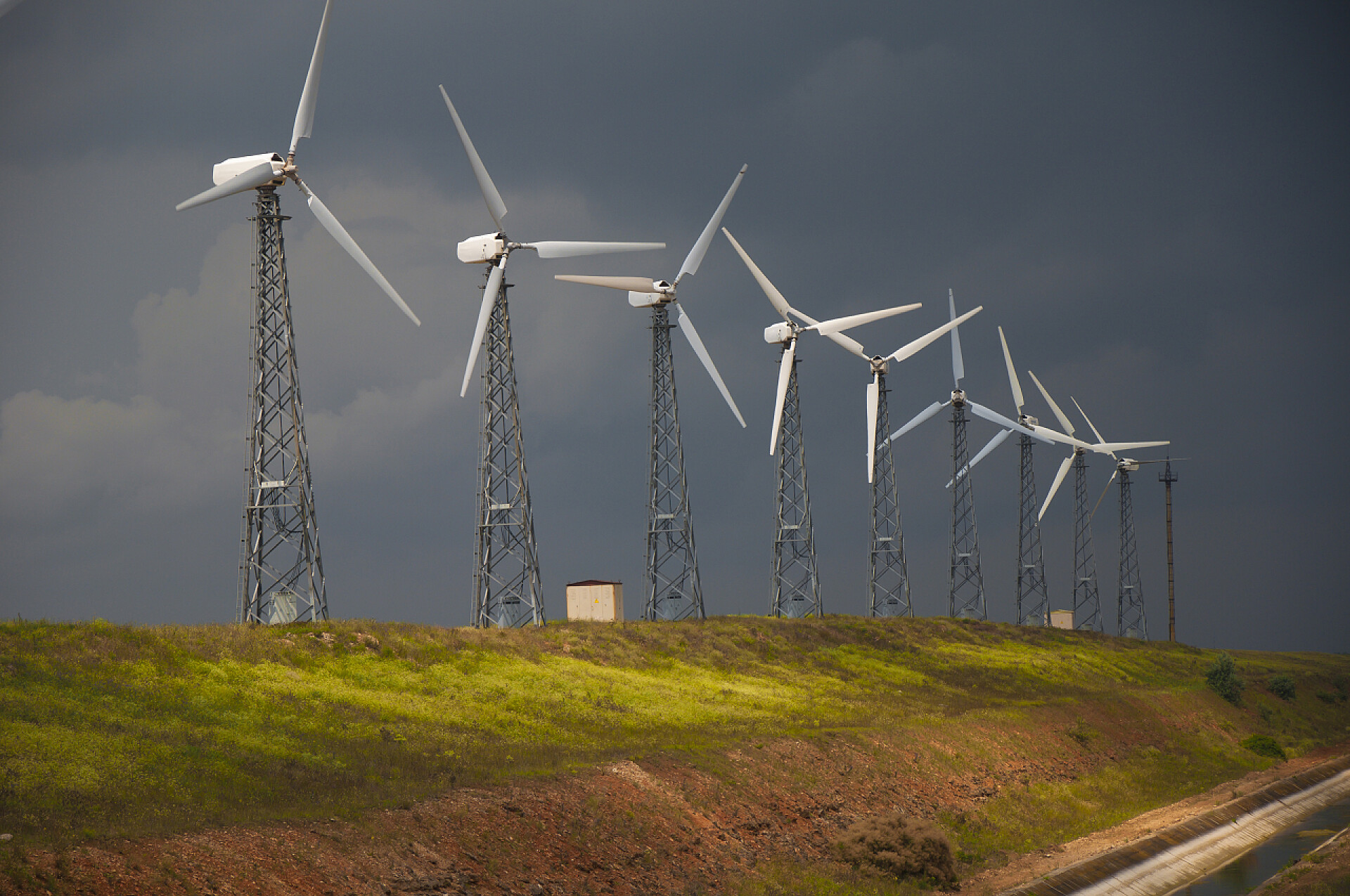 草地上的风力发电涡轮机风力发电