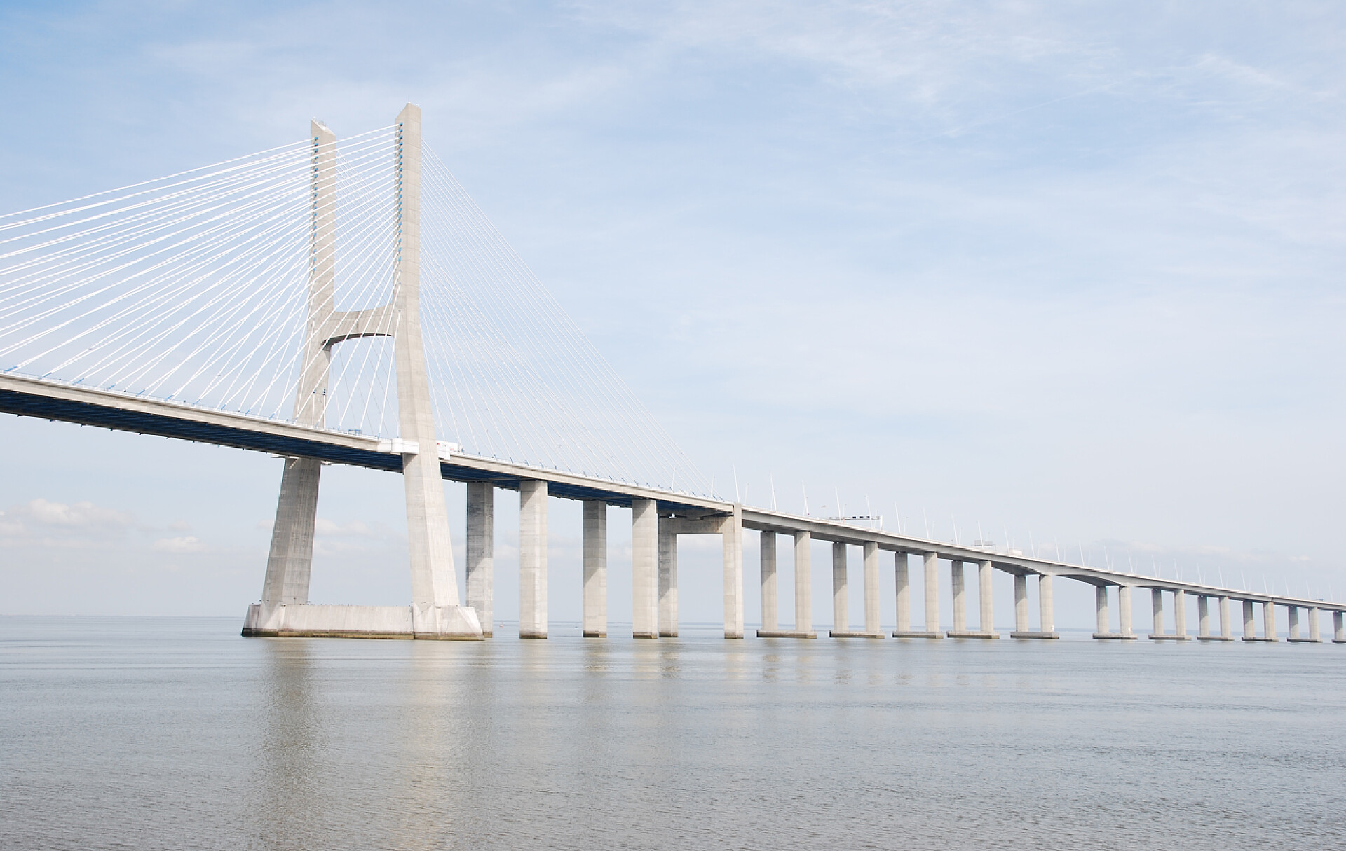 欧洲最长的桥梁瓦斯科达伽马桥葡萄牙里斯本Vasco da Gama桥