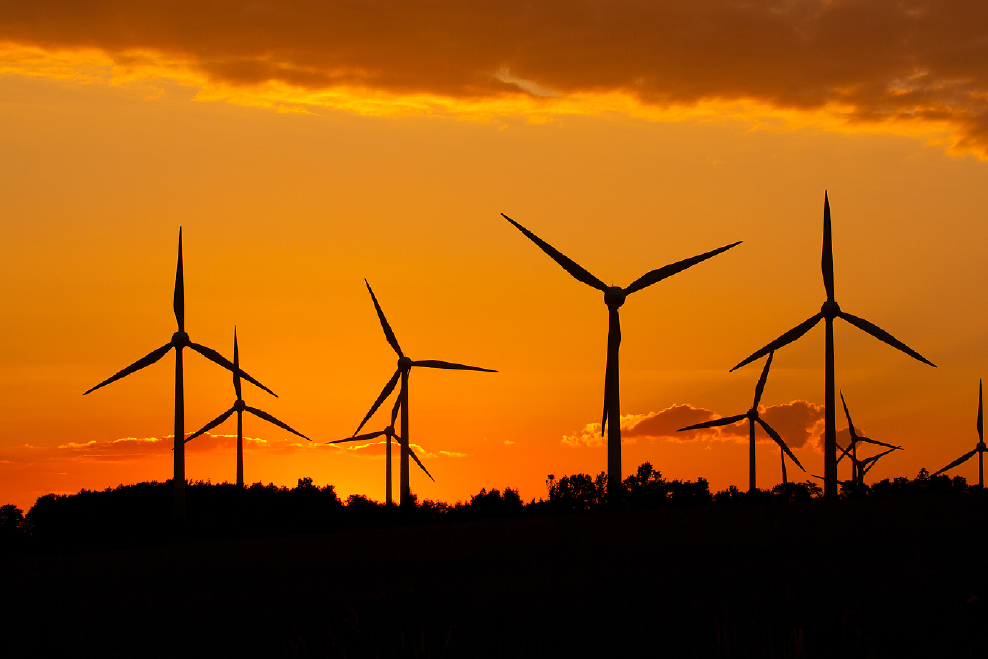 夕阳下风力发电机的剪影风车剪影