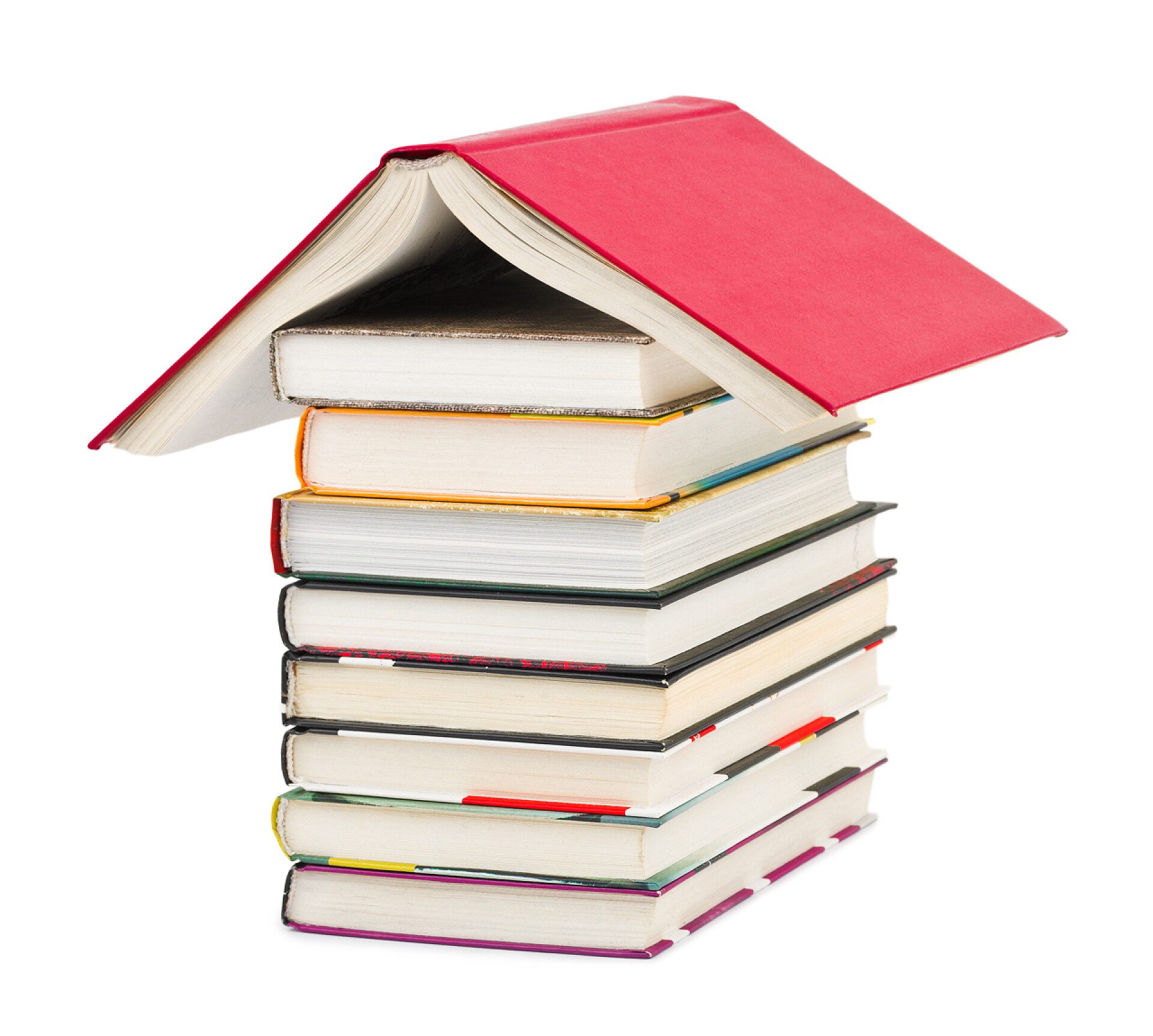 白色背景上用书搭建的房子房子做的书