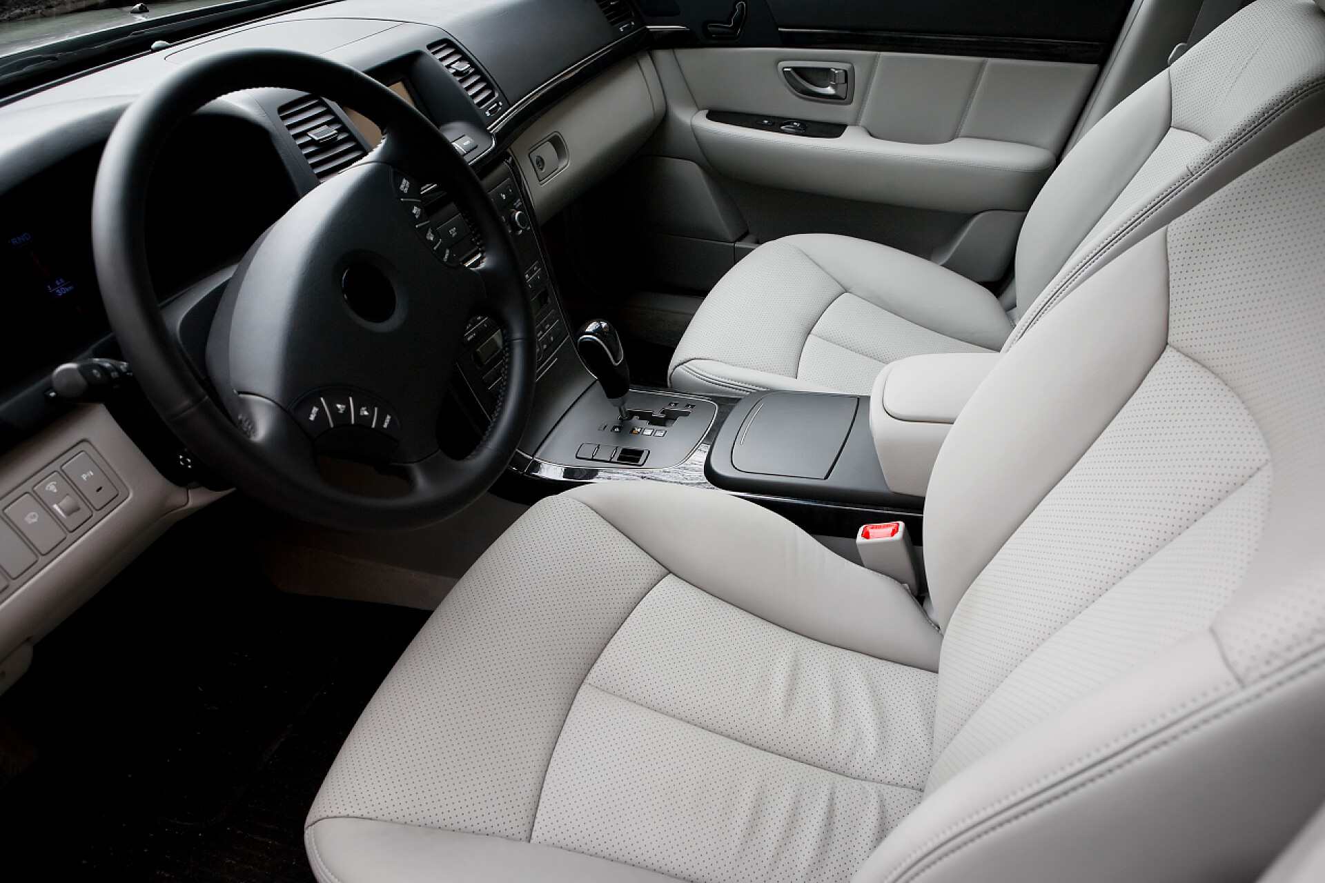 灰色的汽车皮革内饰美丽的皮革内饰