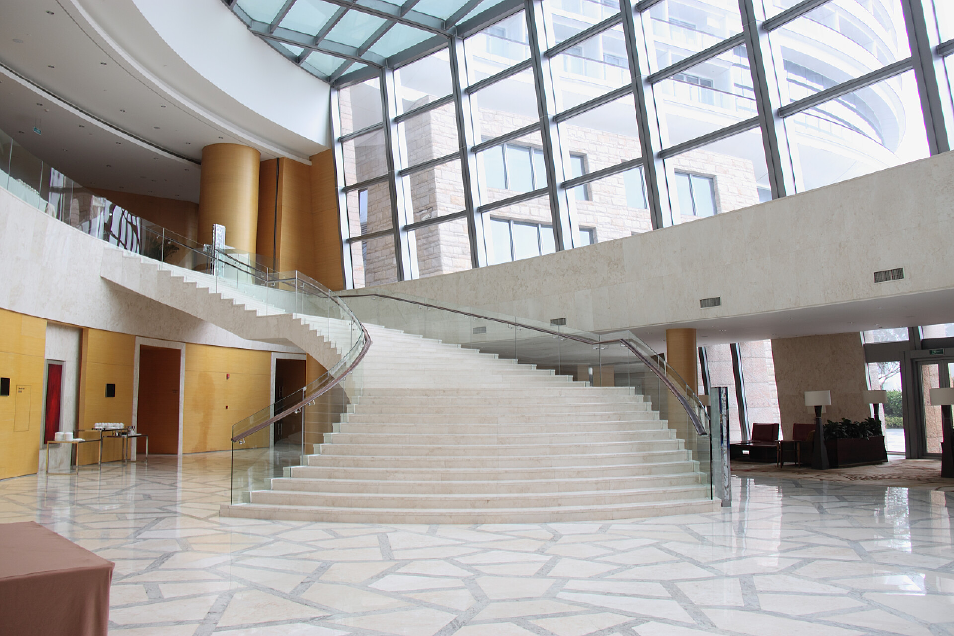 酒店的旋转楼梯酒店大堂