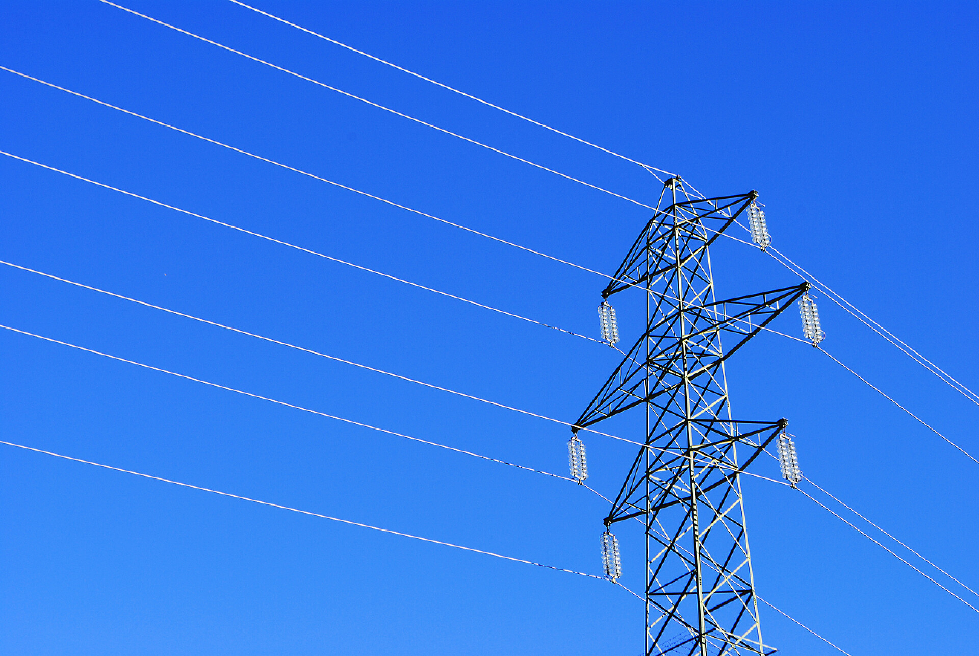 蓝天下的电视信号塔电塔