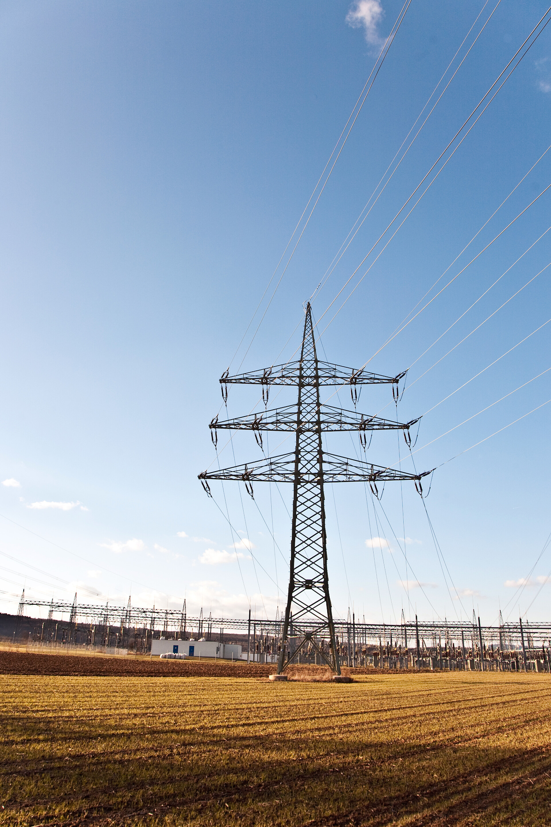 蓝天下的电视信号塔美丽风景中的电塔