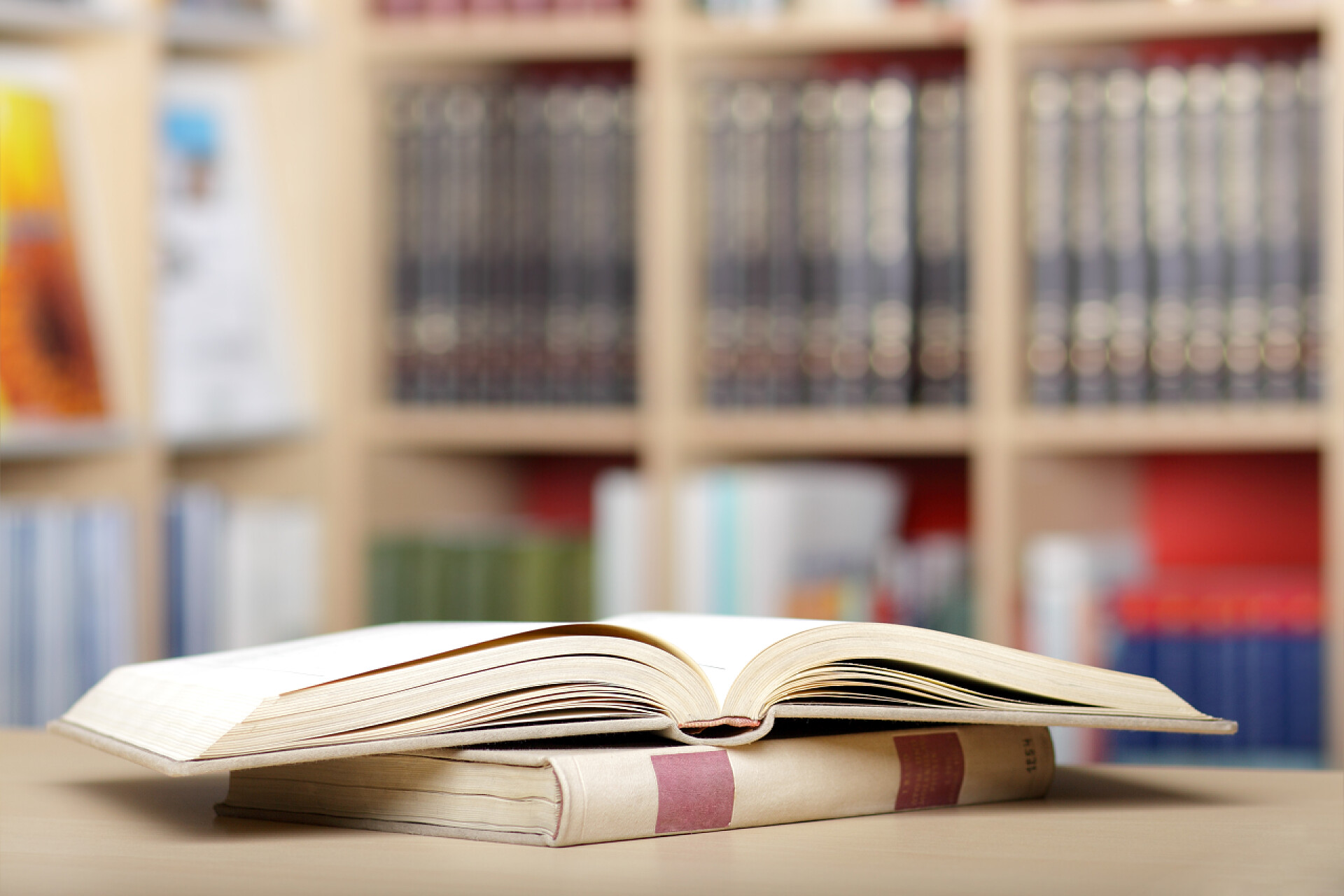 图书馆桌上一本摊开的书图书馆里的书