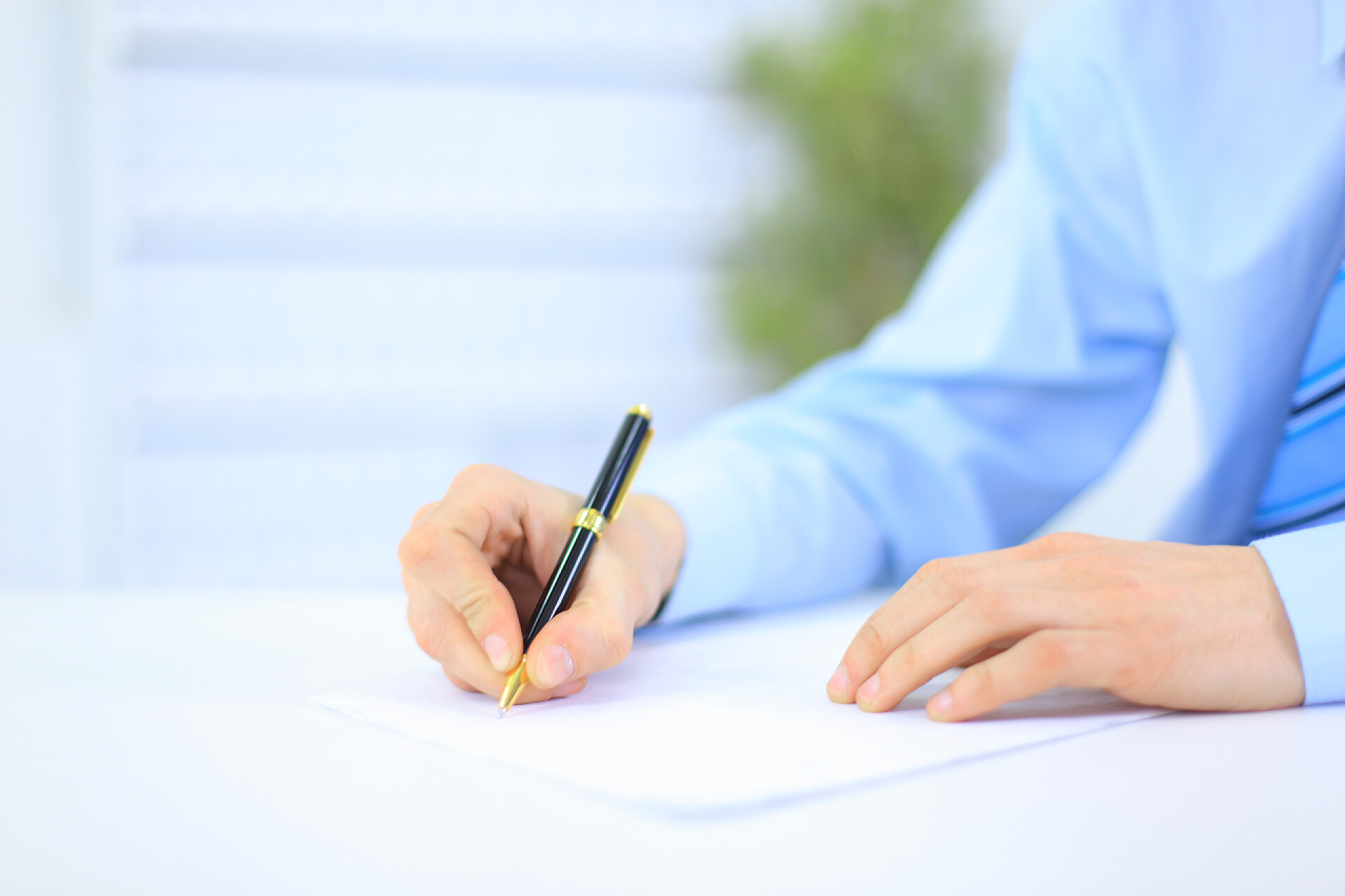 手在纸张上书写手在纸张上书写