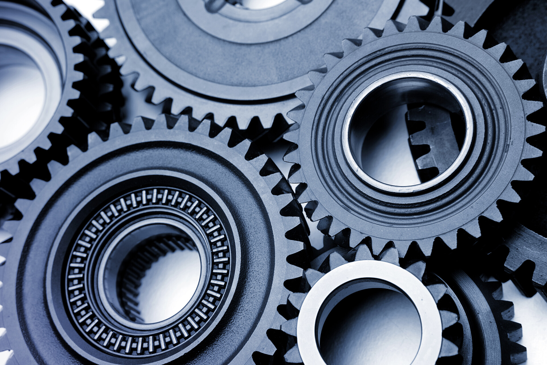 汽车轮毂转盘几个钢 cog 轮子的特写