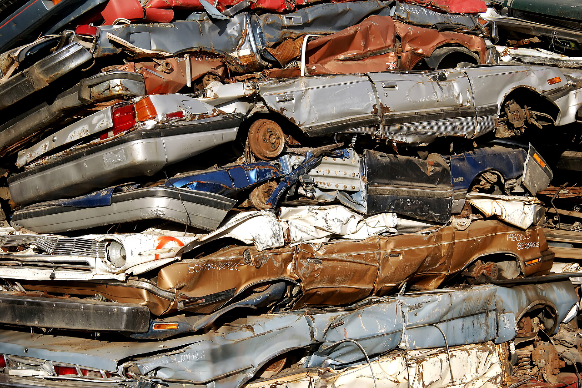 堆积的车辆车祸