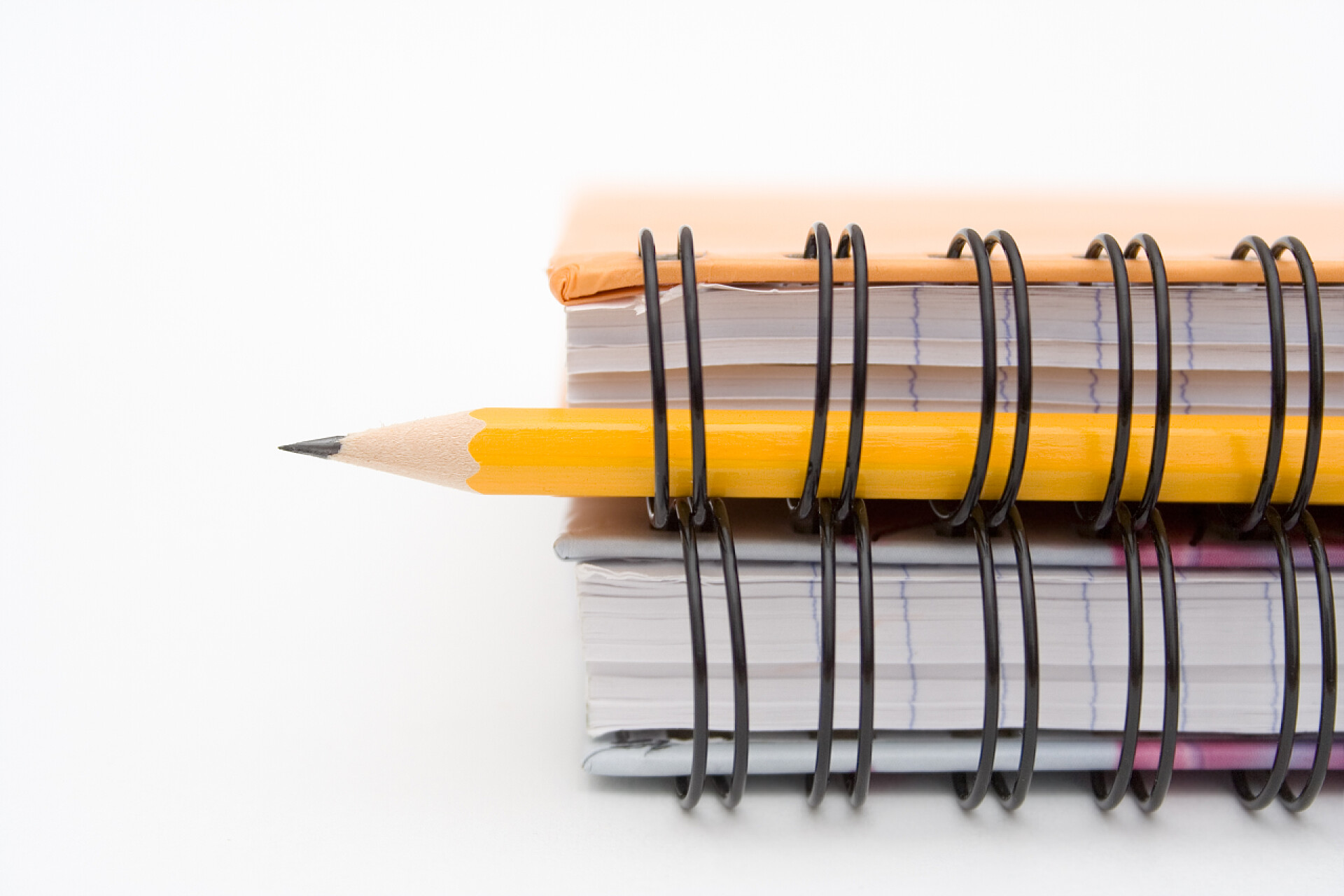 白色背景上的笔记本和铅笔笔记本