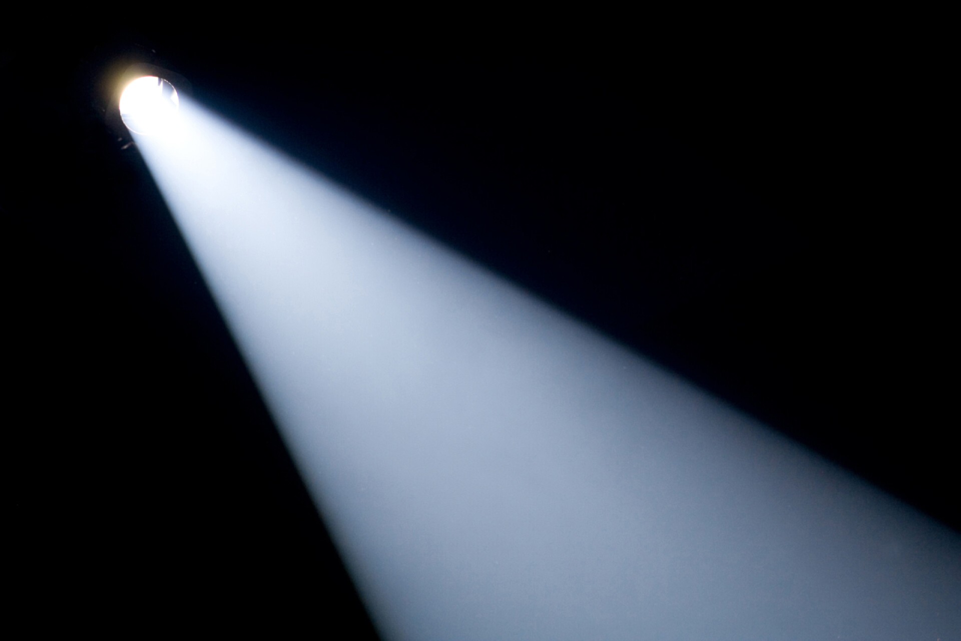 黑夜中的一束光聚光灯下梁