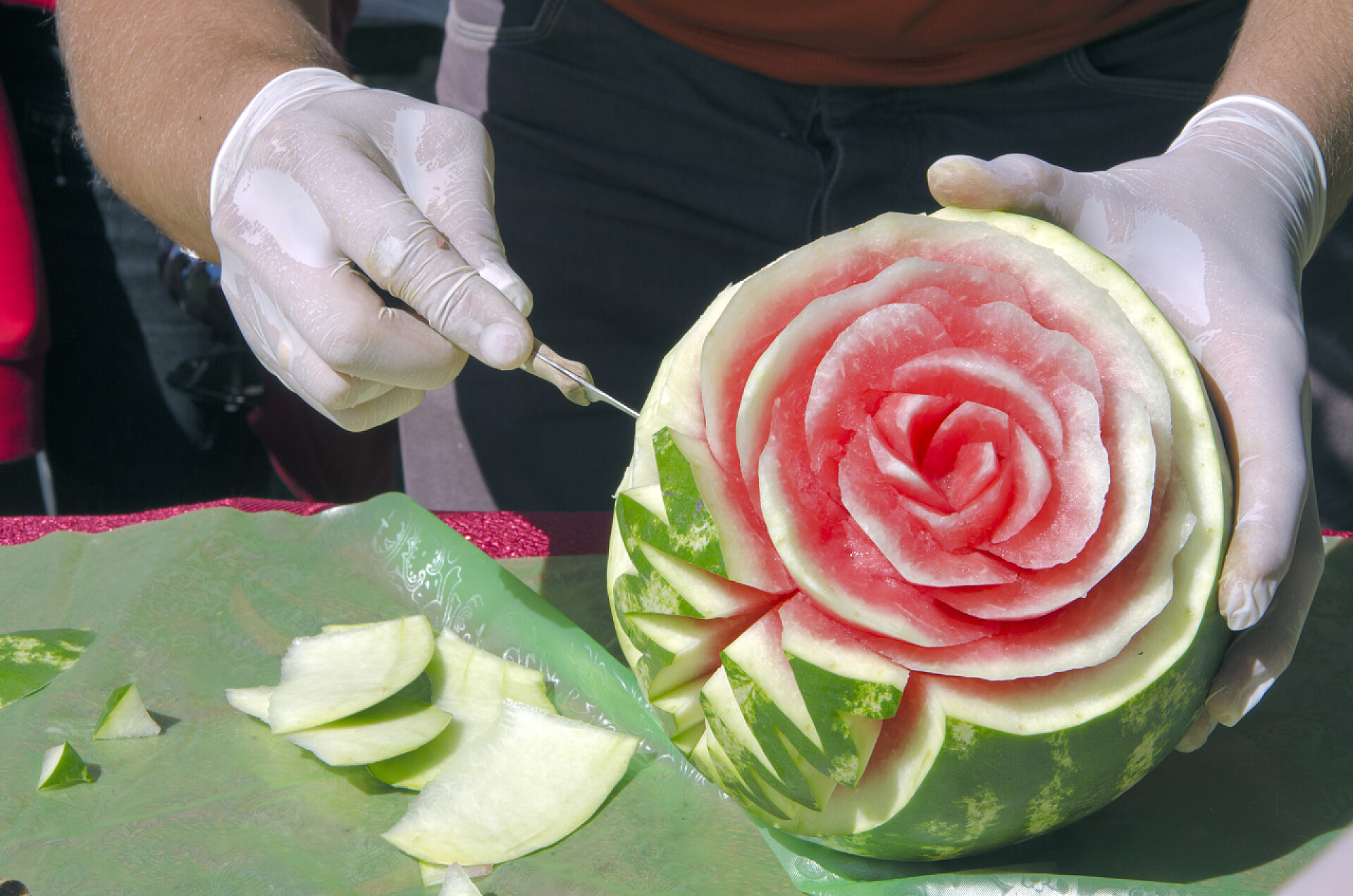 厨师雕刻西瓜雕刻品