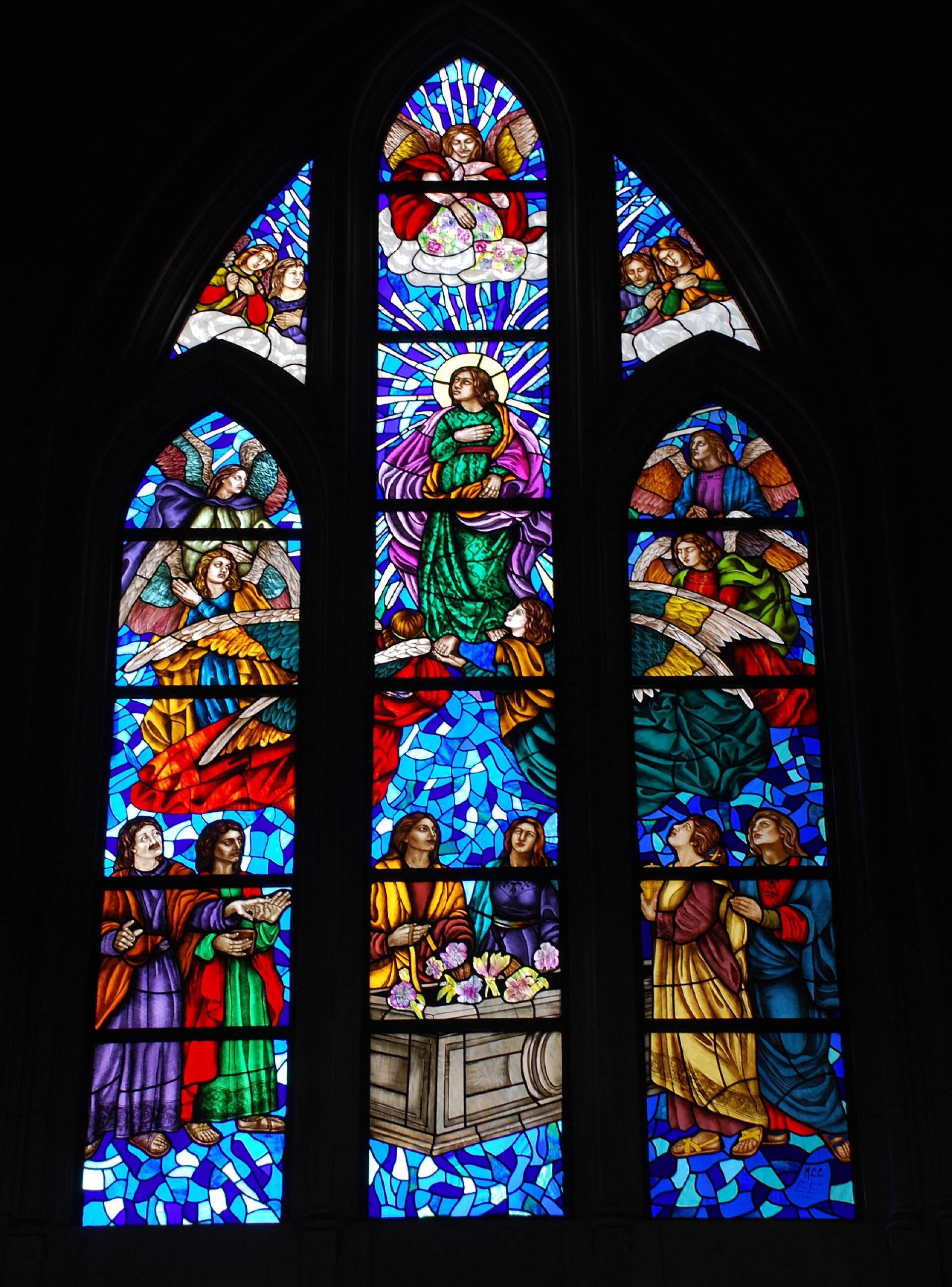 黑色背景上的彩色玻璃窗口染色玻璃窗口