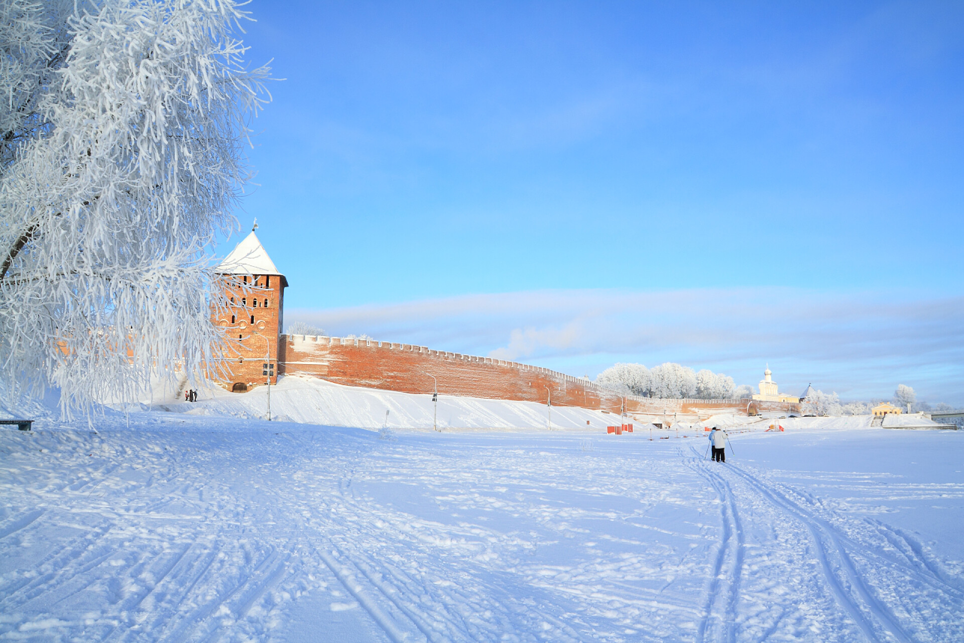 蓝天下的滑雪场场地冬季滑雪旅游景区