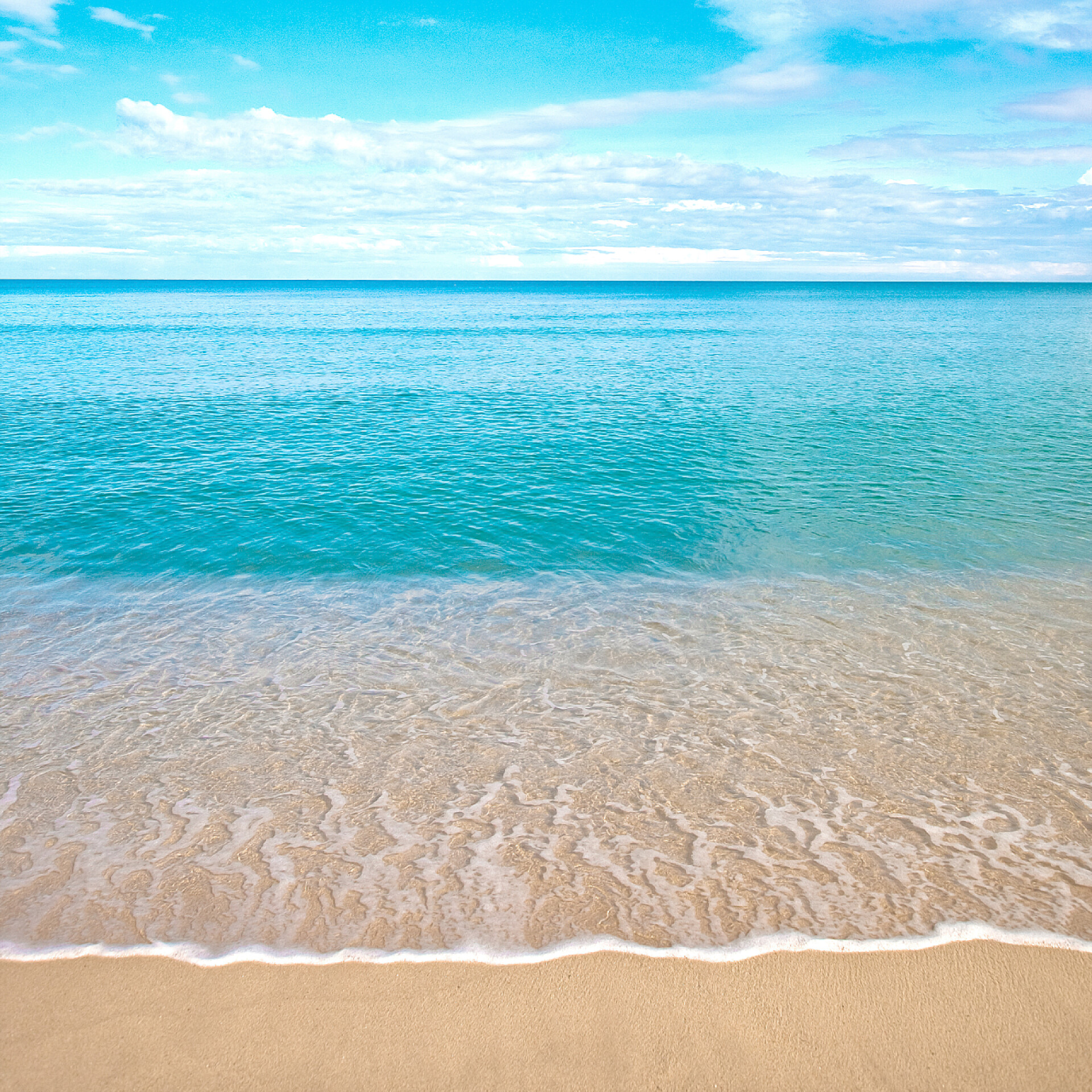 蓝天白云和清澈河水美丽的海滨沙滩与平静水对蓝蓝的天空.