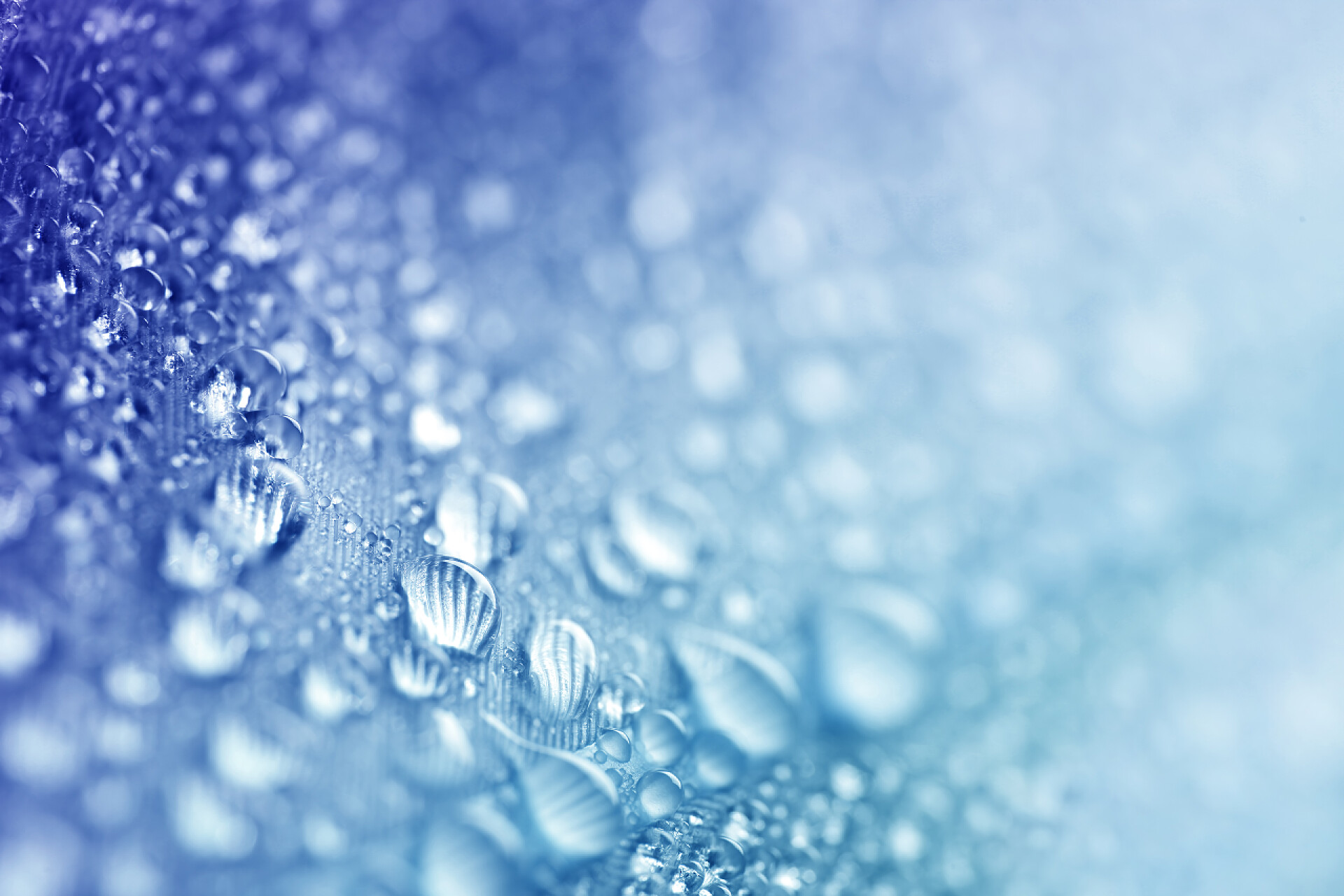 蓝色背景上的水珠水滴