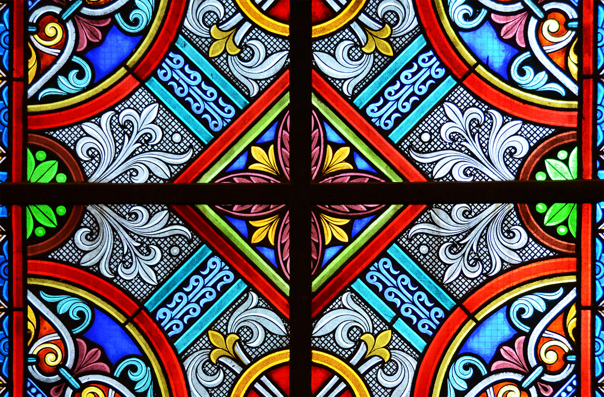 教堂的彩色玻璃在大教堂的彩色玻璃