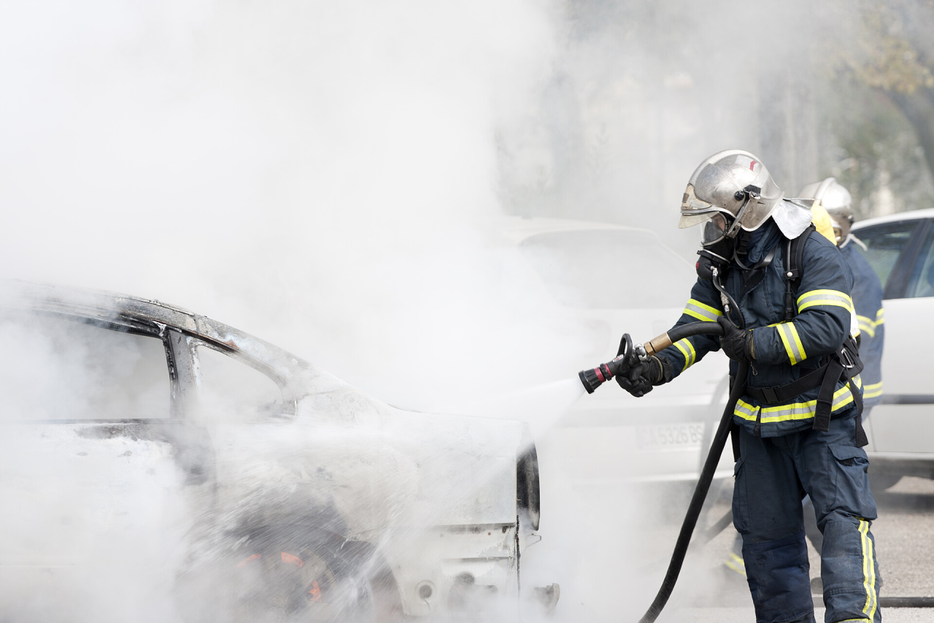 消防队员扑灭燃烧的车紧急情况