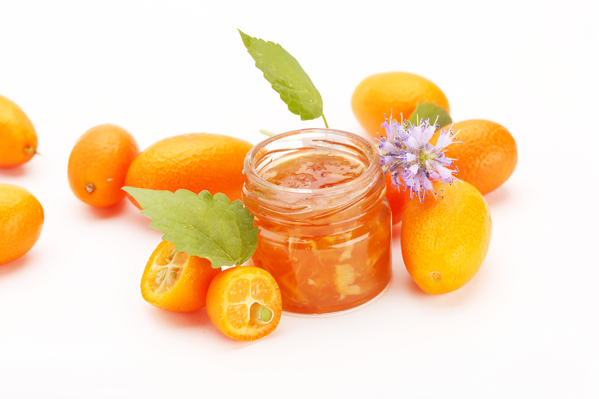 白色背景上的柑橘果酱柑橘果酱