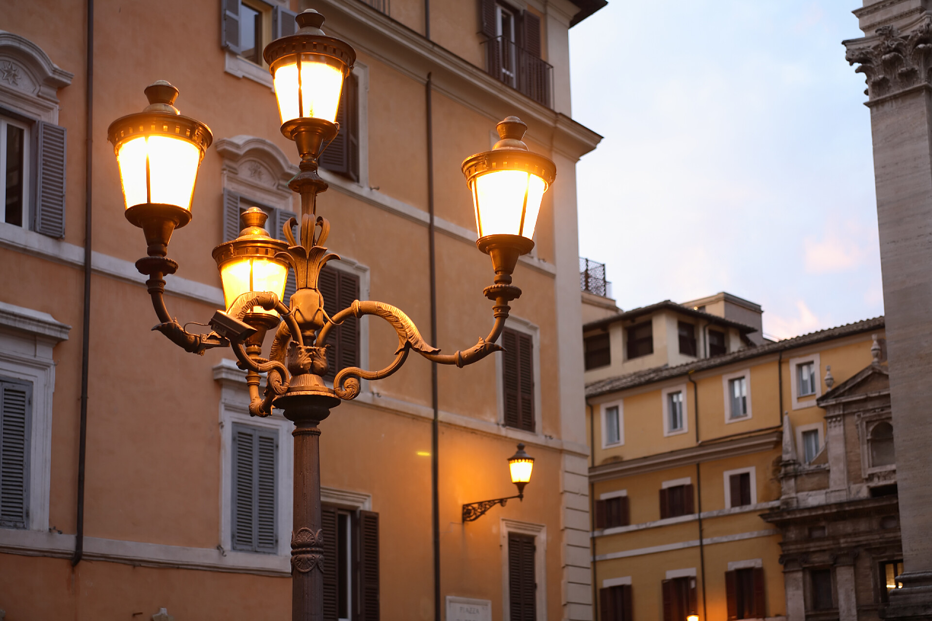 城市夜晚街景老路灯