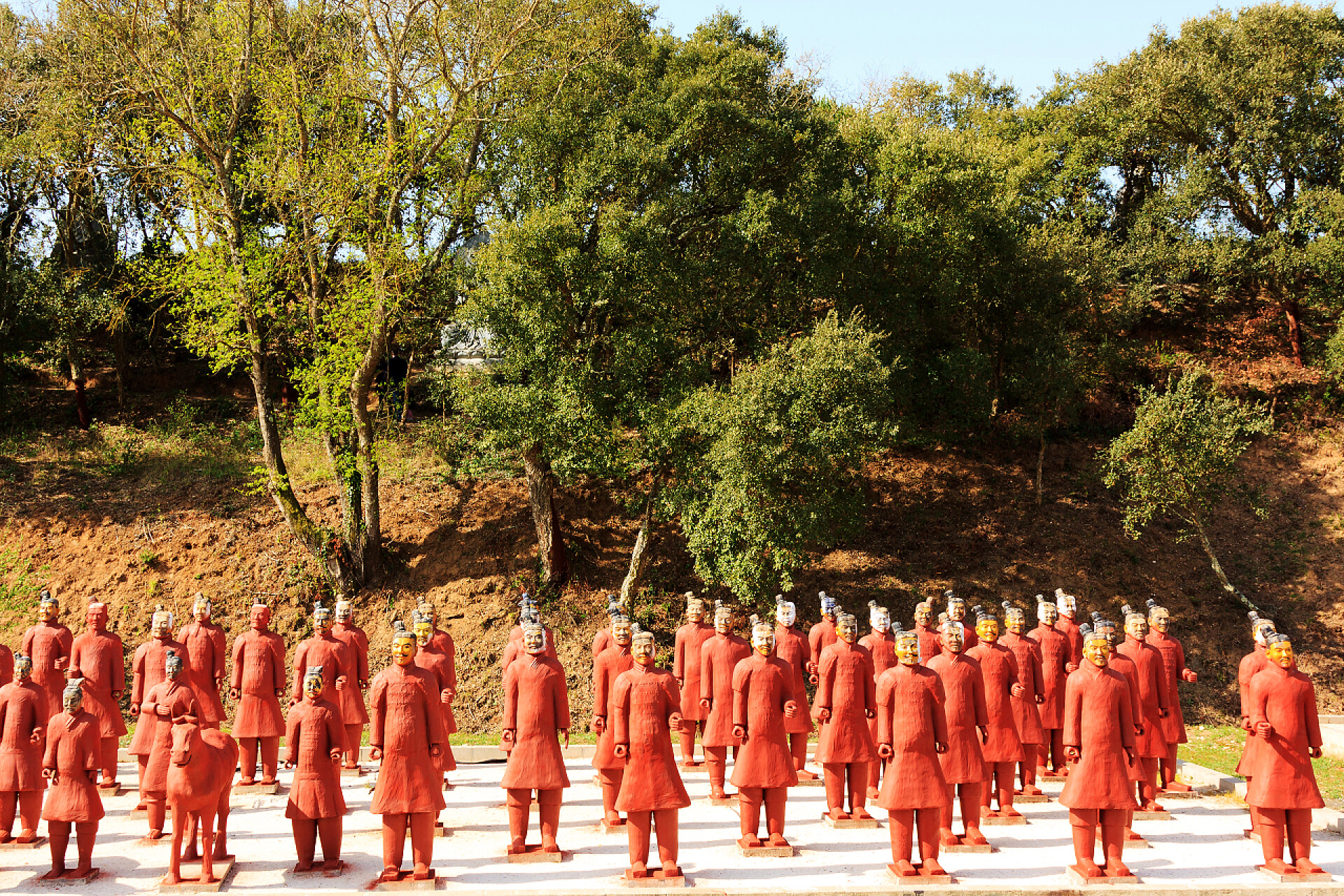 放在平地上的红色马佣兵马俑形成