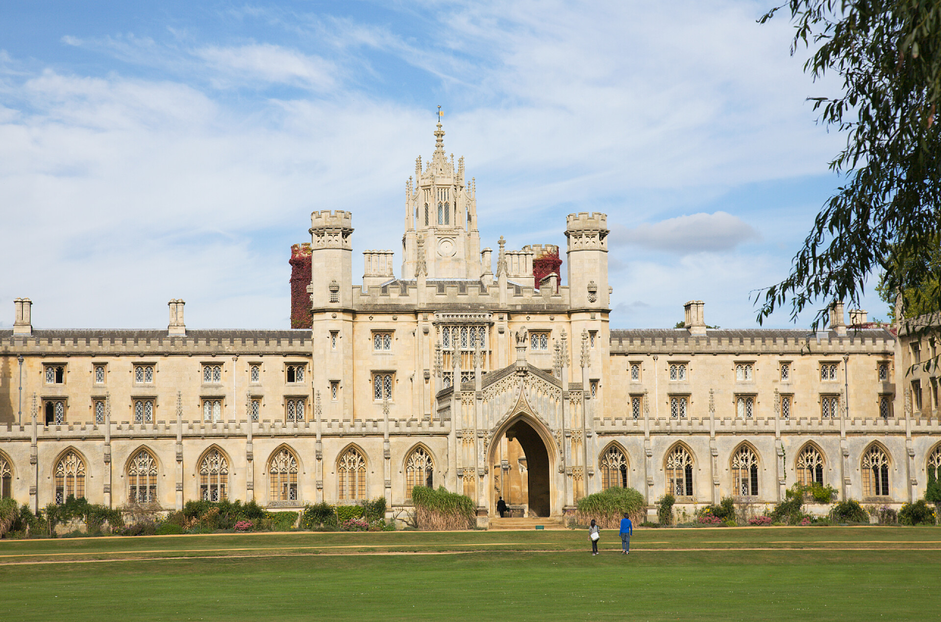 蓝天白云下的欧式建筑景观圣 · 约翰大学生、 剑桥大学、 新的法院