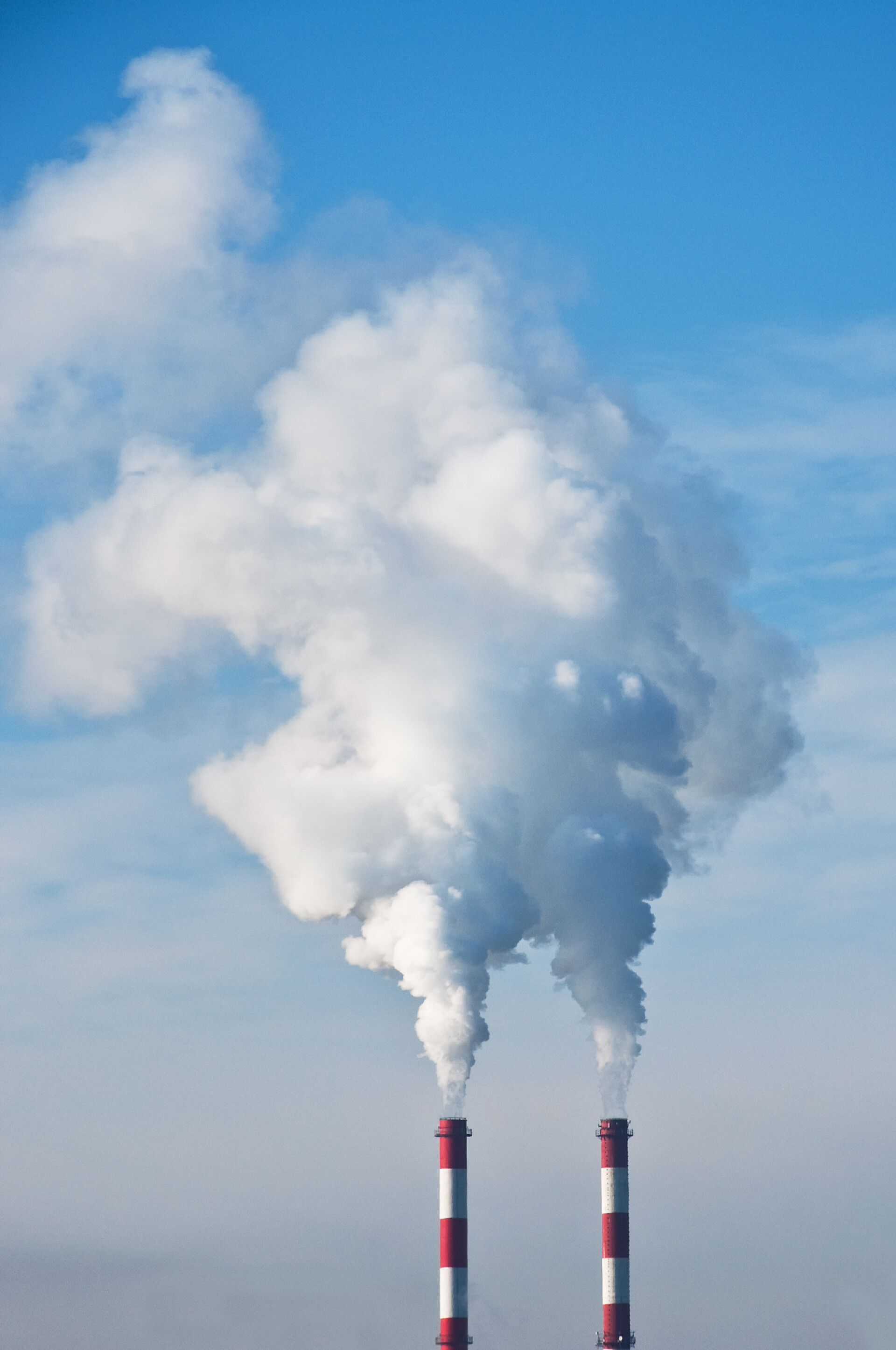 从烟囱里冒出来的烟雾供热厂的烟囱