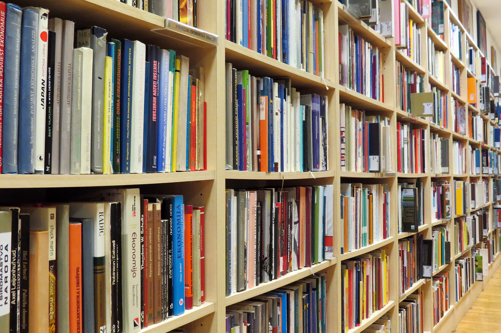 图书馆里堆满书籍的书柜图书馆里有许多书的书架