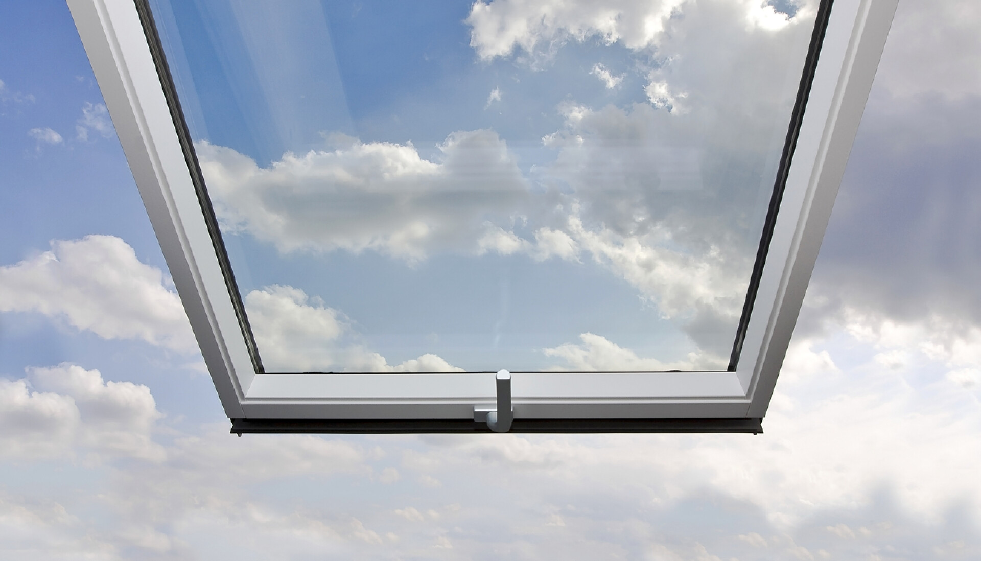 蓝天白云下打开的窗户景观自由和自由