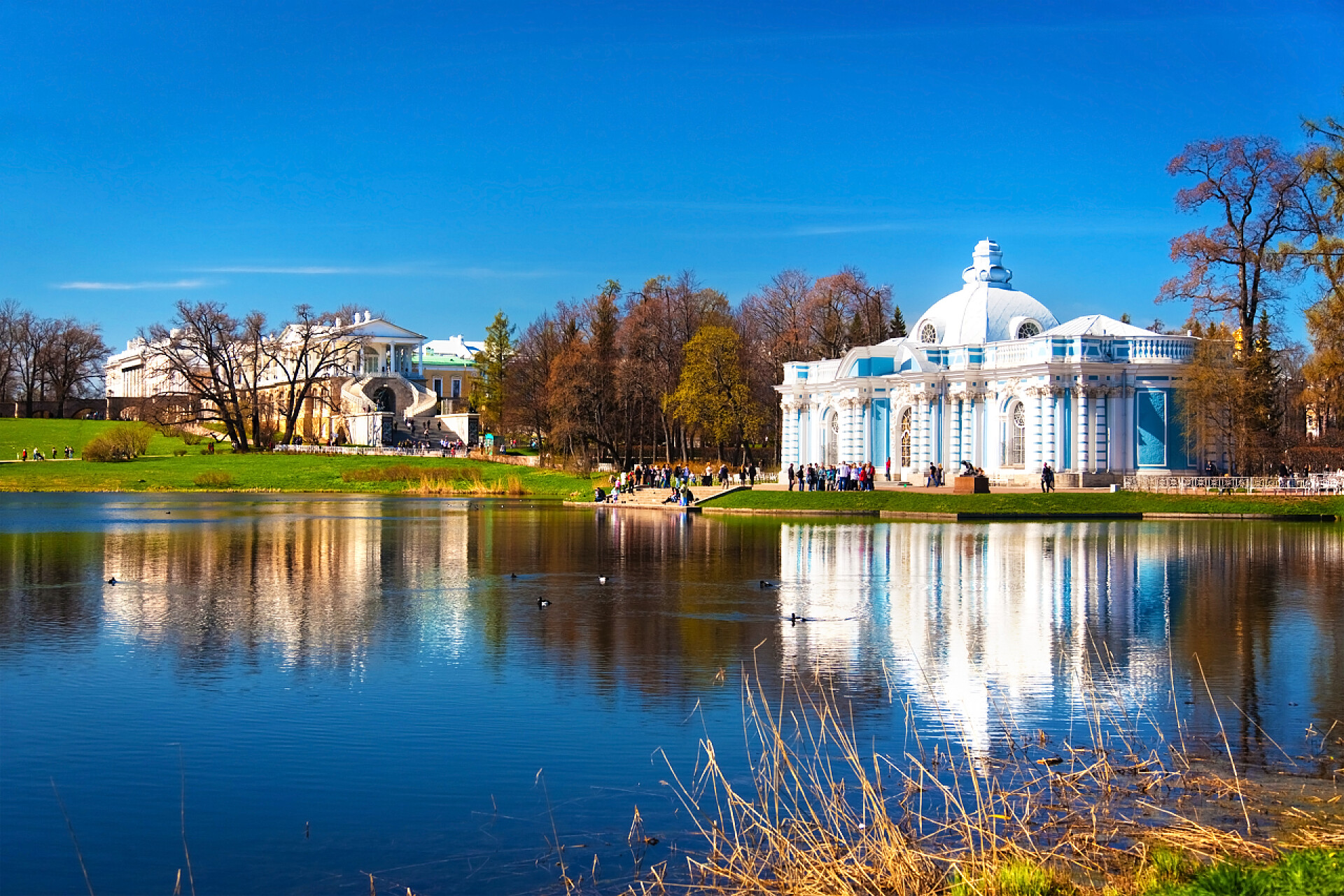 湖岸上的欧式建筑和草坪亭石窟和卡梅隆的画廊