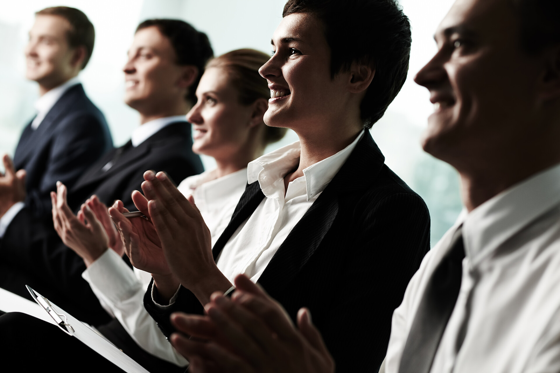 一起鼓掌的商务人士演讲的成功