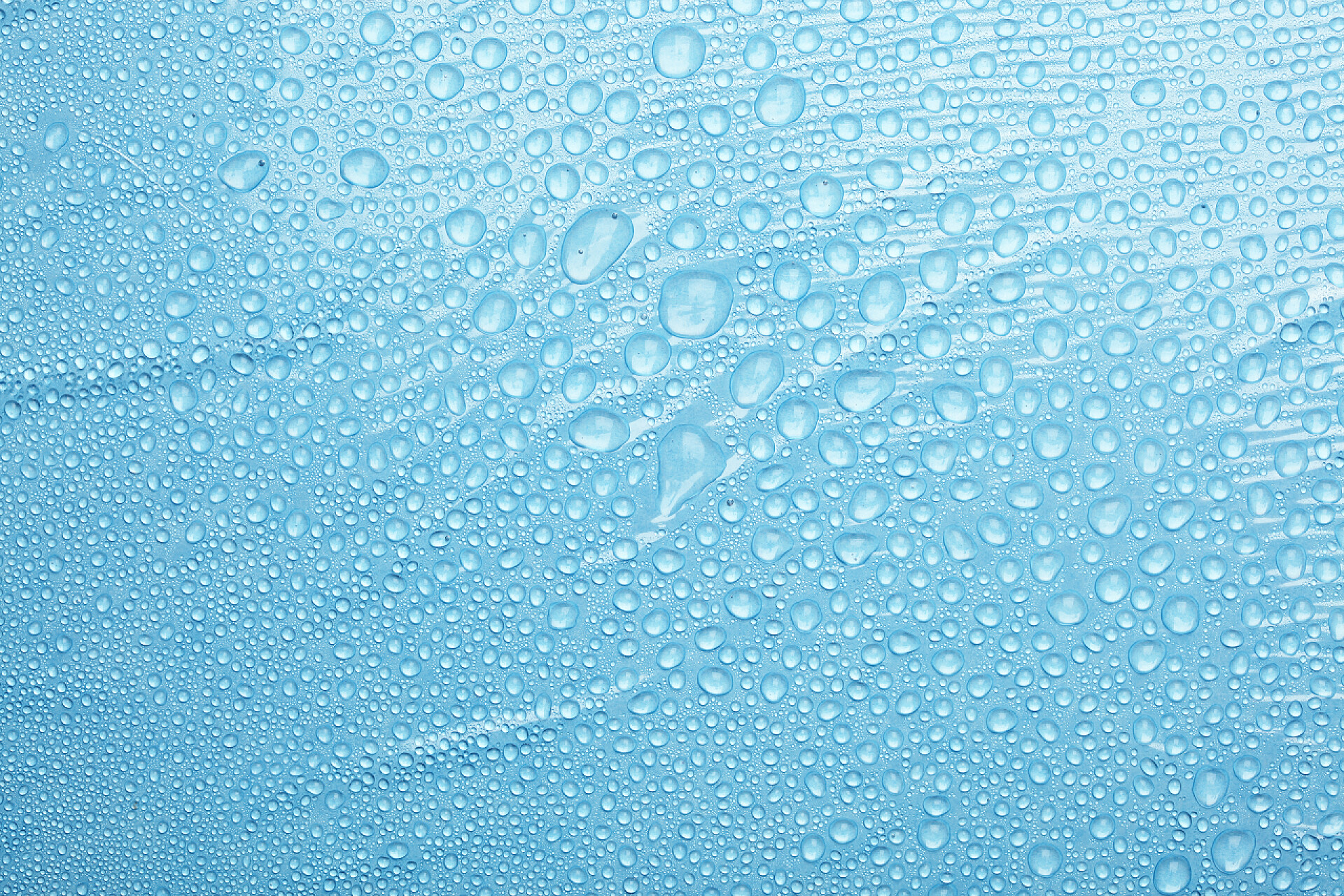 蓝色背景上的水滴水滴