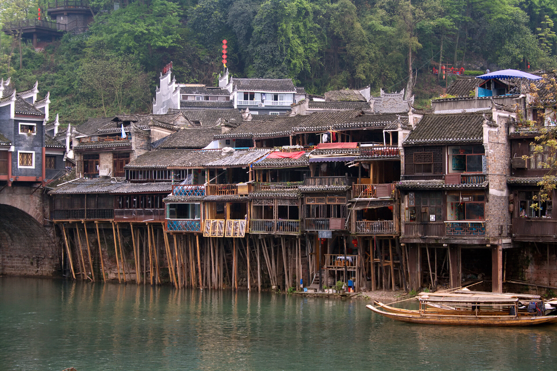 湖边的建筑景观房子在水在镇凤凰