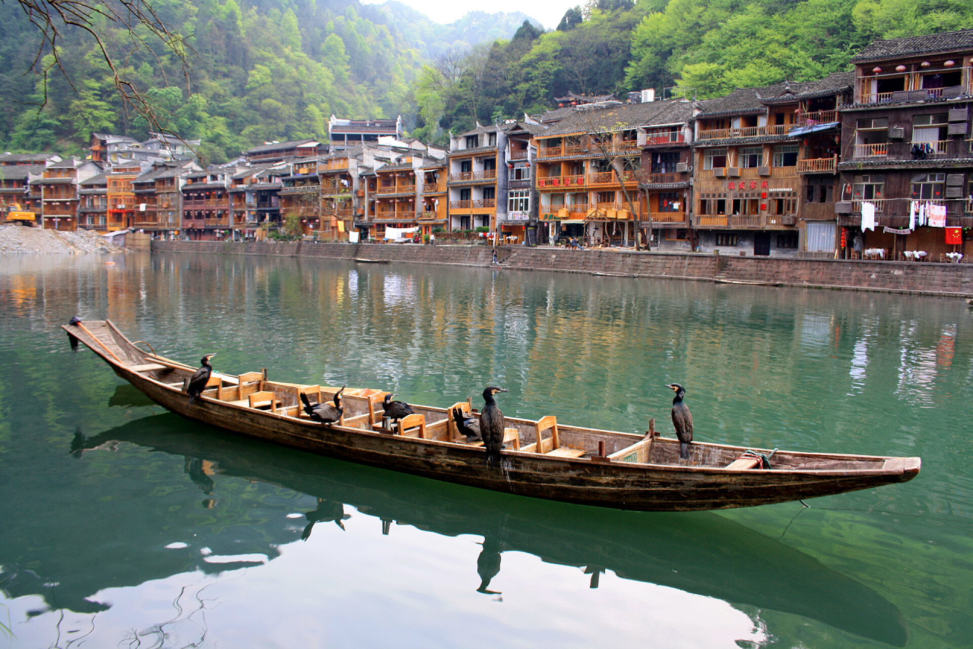 湖上小船的岸上的建筑群镇凤凰沱江河