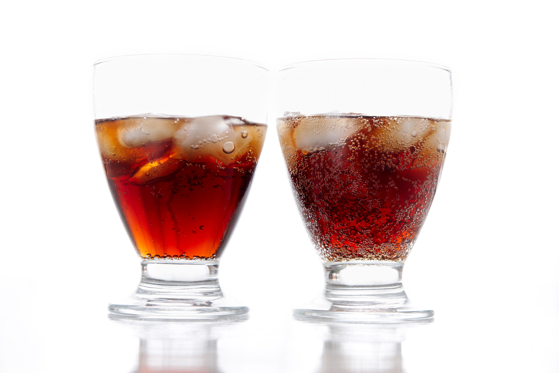 白色背景上的两杯冰可乐