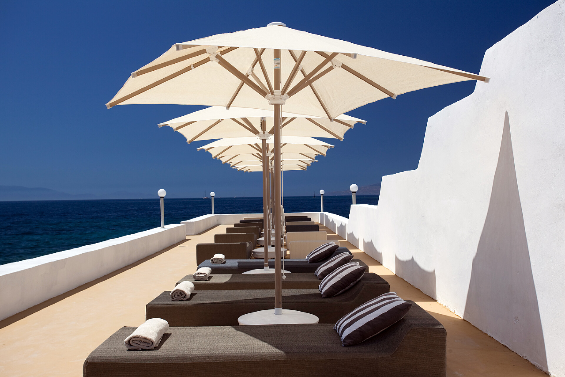 蓝天下的的贵妃椅和太阳避暑胜地