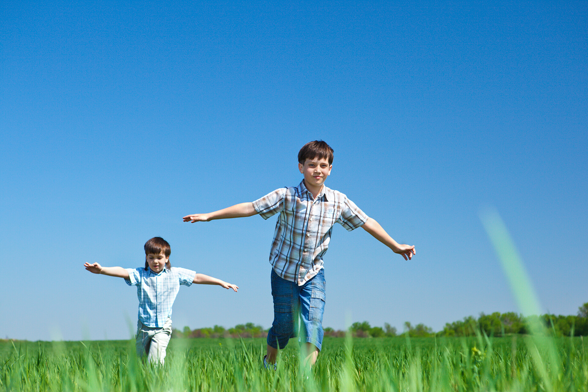 草地上奔跑的男孩儿童游戏