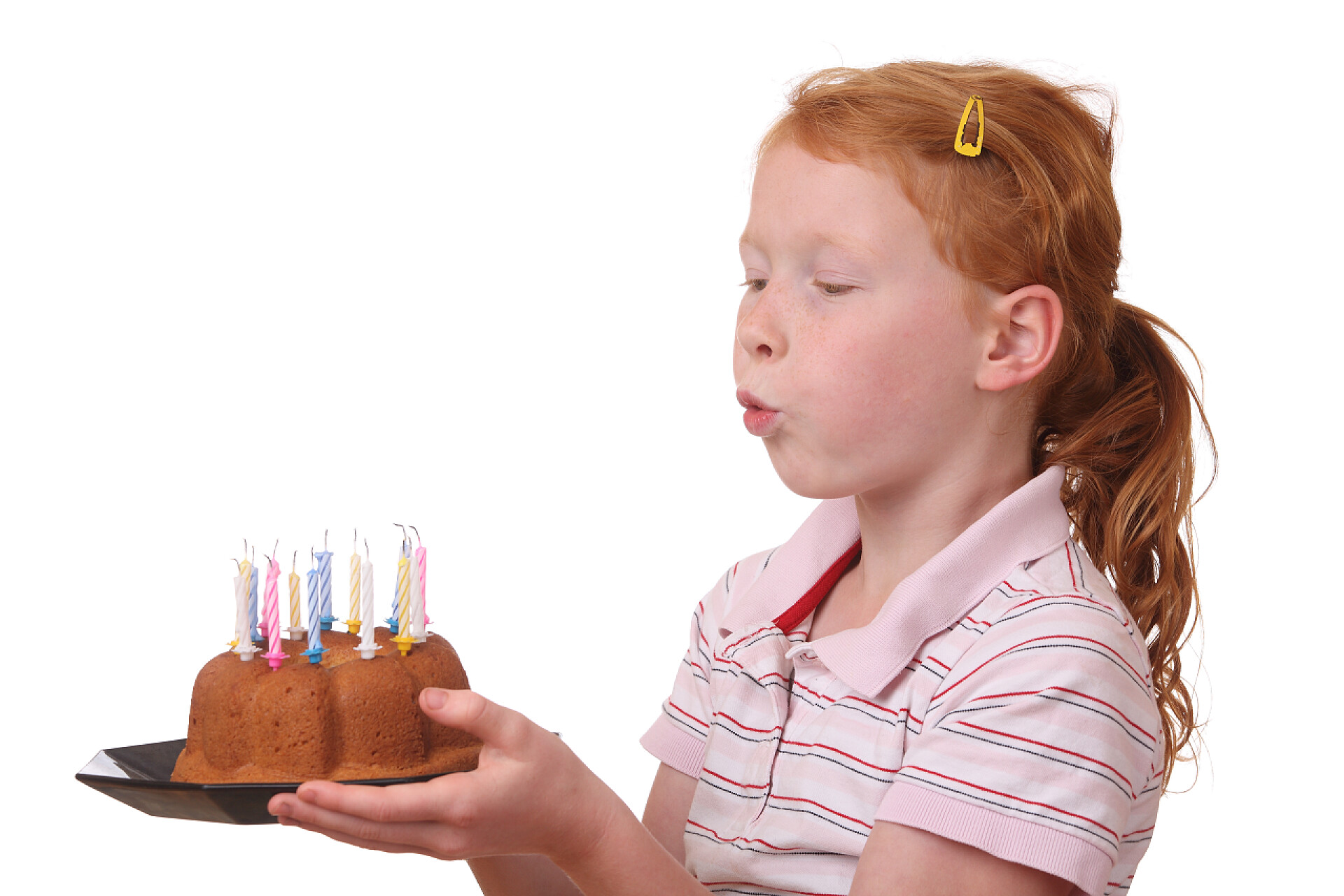 白色背景上吹生日蜡烛的女孩生日