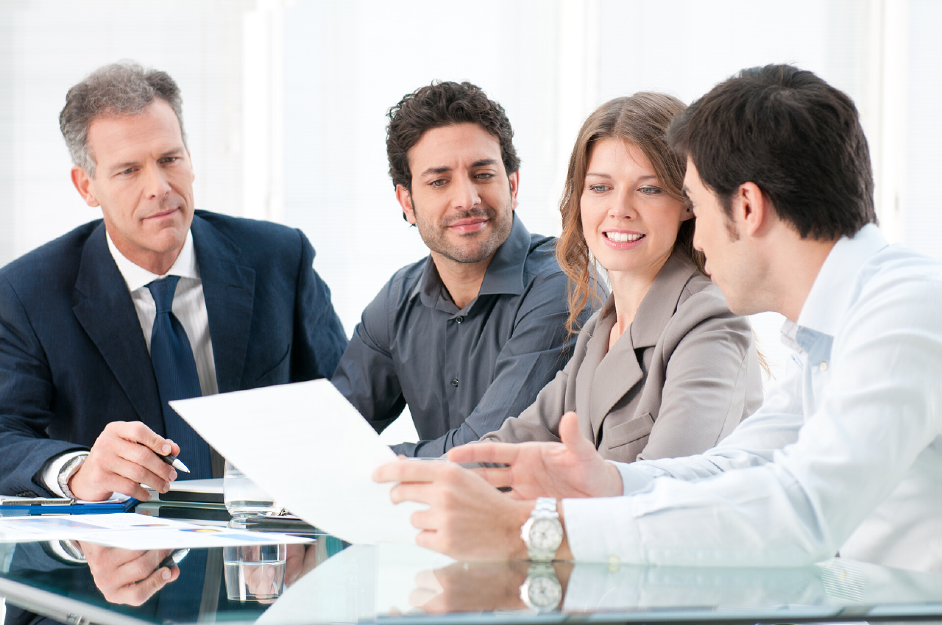 在办公室讨论战略的商务团队业务团队合作伙伴会议工作和谈判分析 