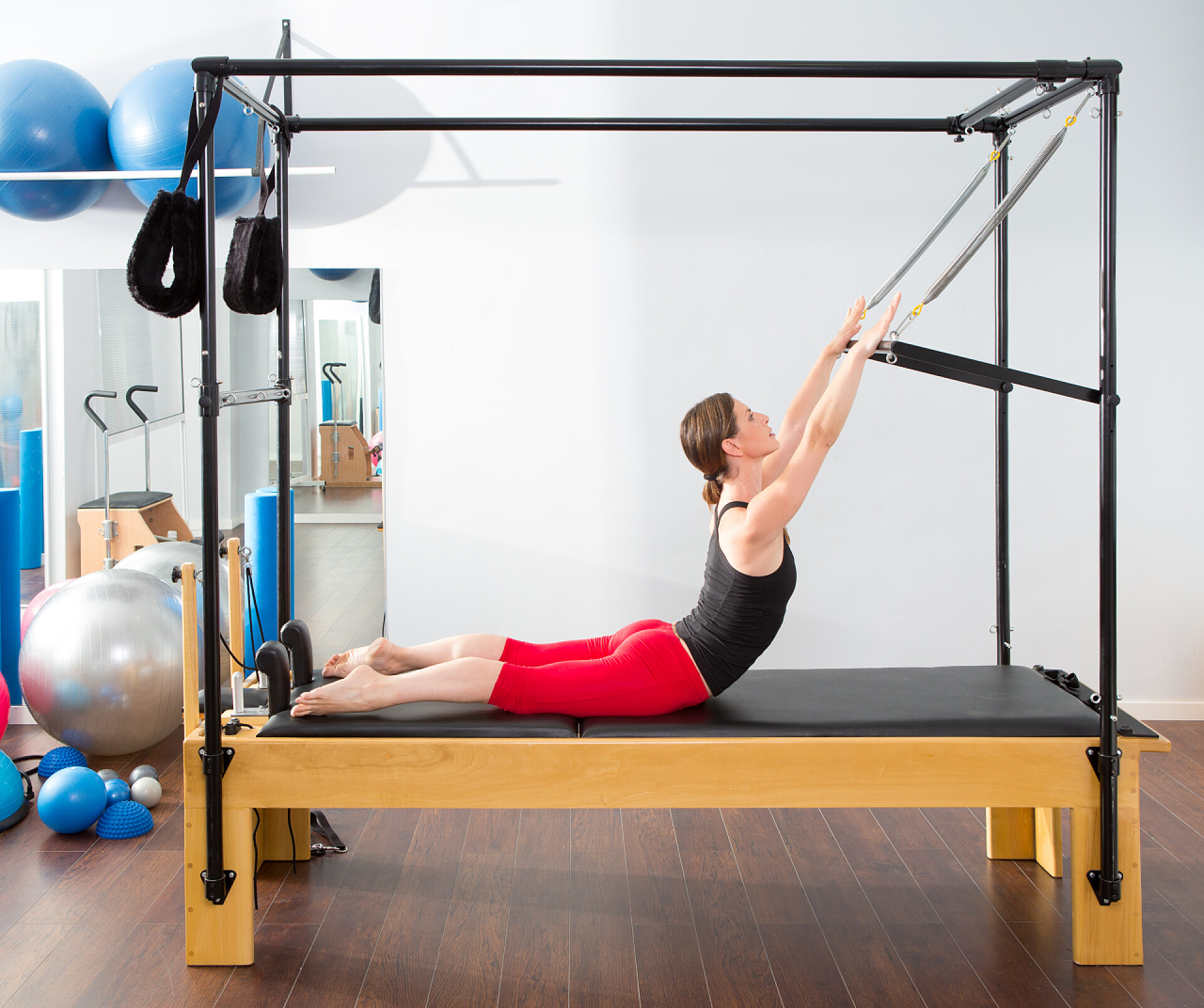 健身房里运动的女人凯迪拉克的普拉提有氧教练女人