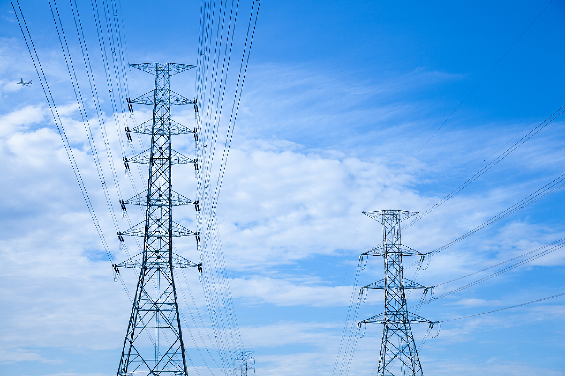 电力安全生产安全生产月蓝天下的高电压塔高压塔.