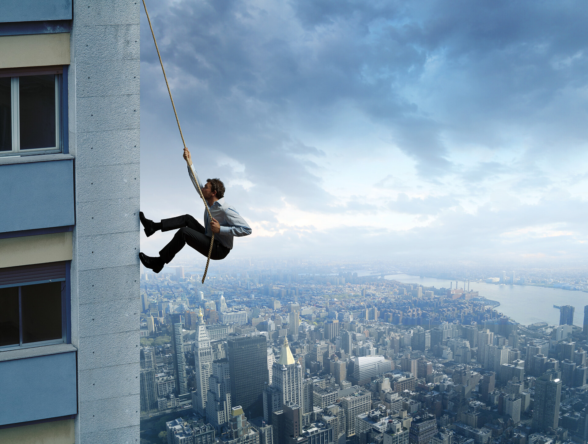 攀登高楼的男人在作业中的职业生涯