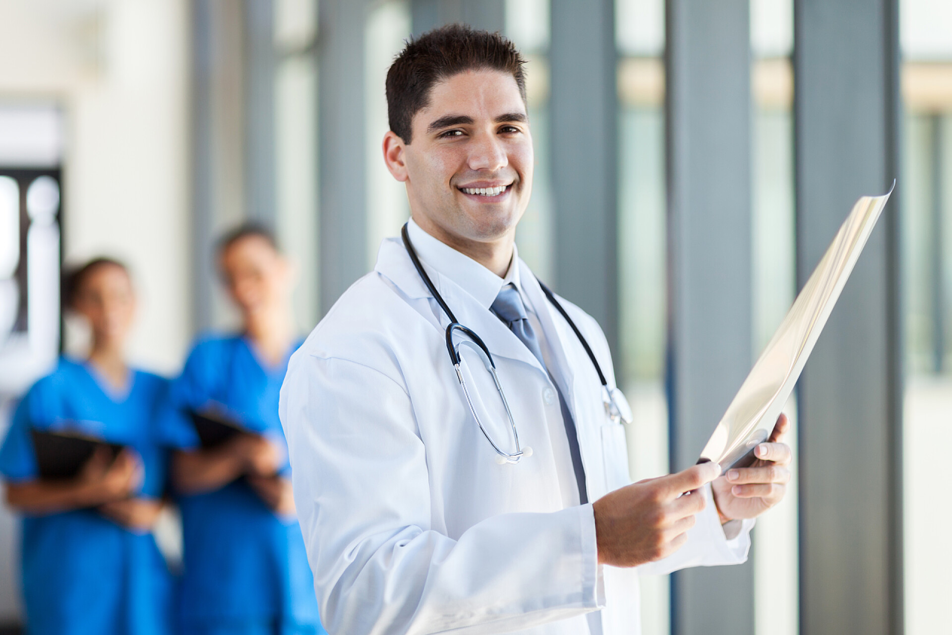 医生手拿病X光射线结果图现代医学的医生抱着病人 x 射线胶片