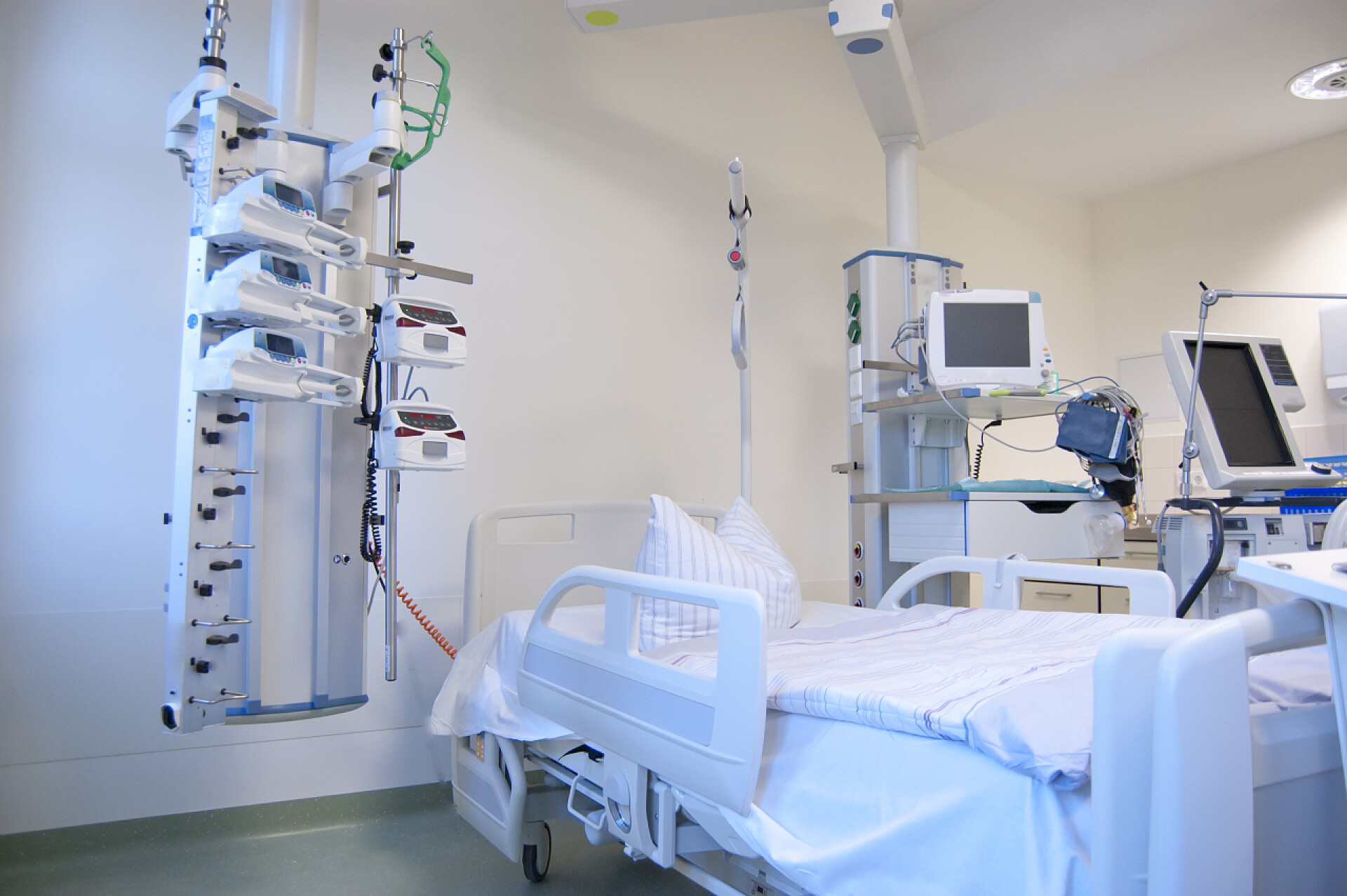 医院重病监护室的医疗器材重症监护病房与监视器