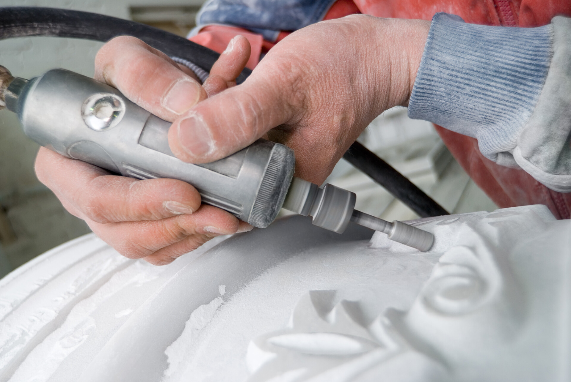 工人雕刻大理石花纹特写工作与大理石