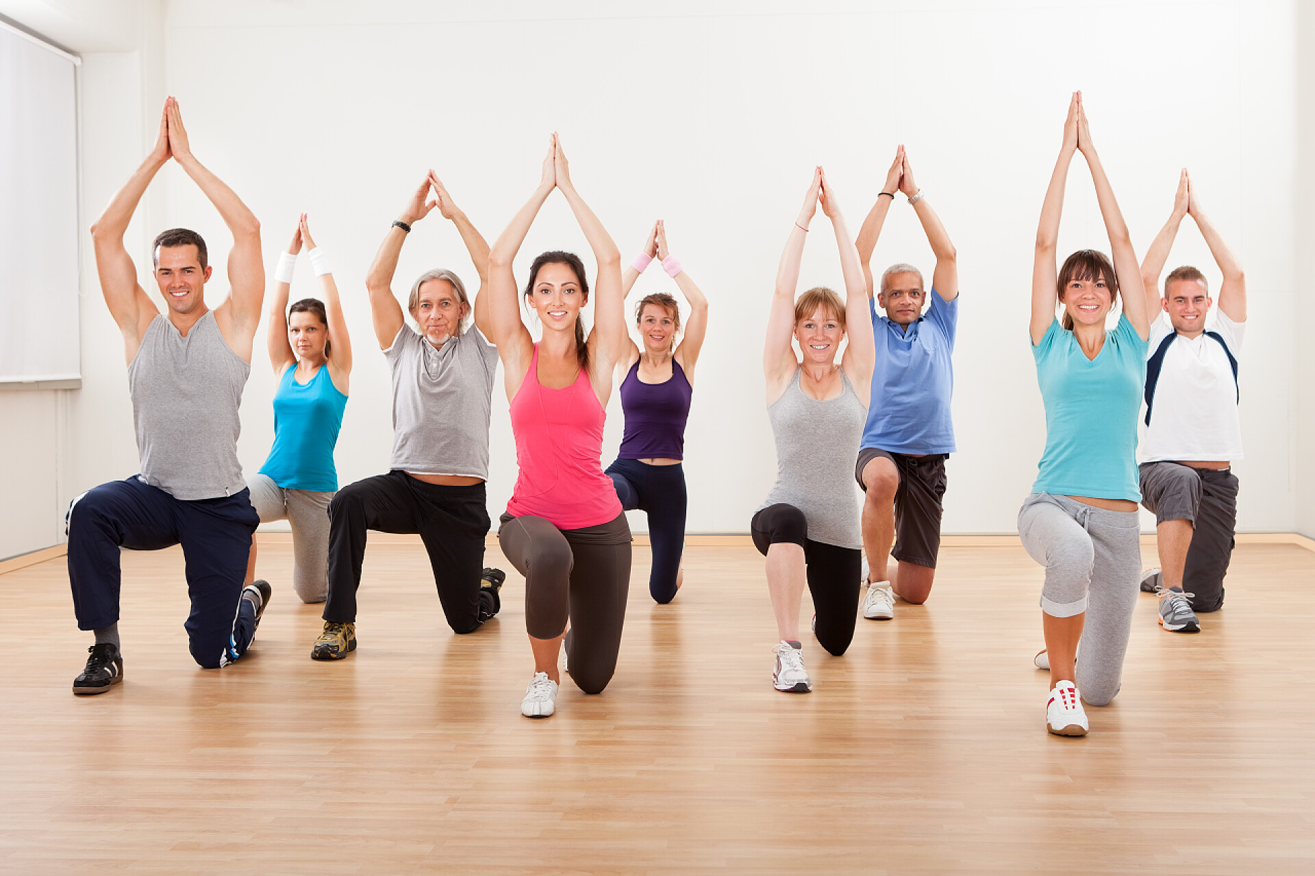 瑜伽室做瑜伽的学员做健美操运动的组