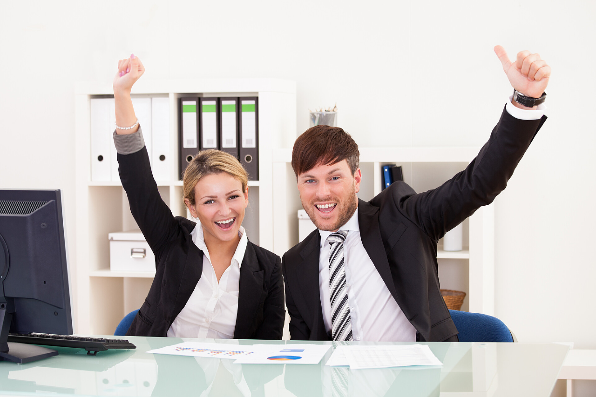 办公室举手欢呼的商务人员销售目标达成