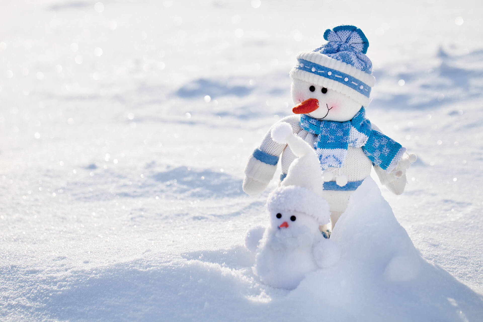冰雪背景上的两个雪人冰皮月饼背景上的两个雪人.