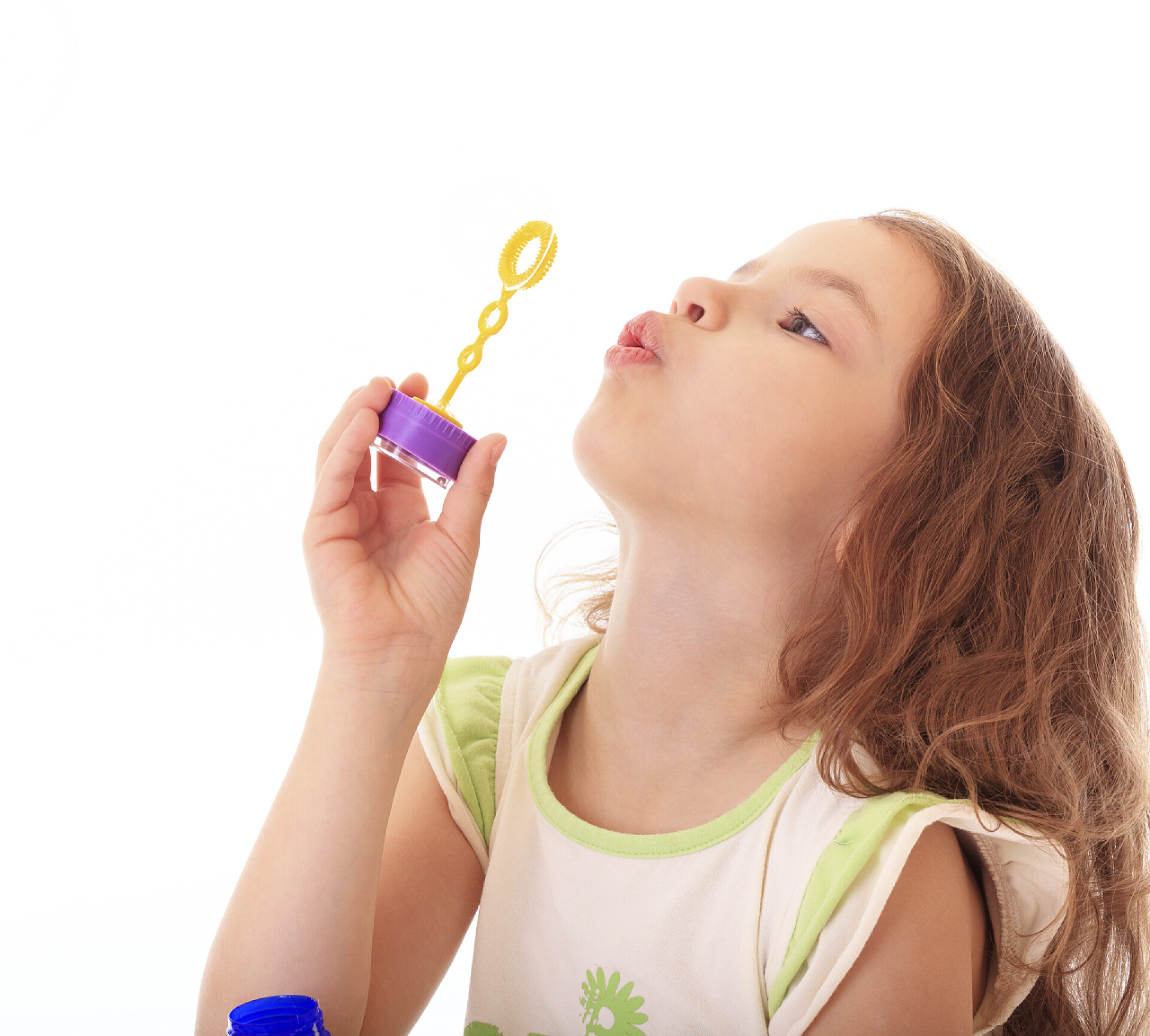 美丽的小女孩在吹泡泡美丽的小女孩吹泡泡.