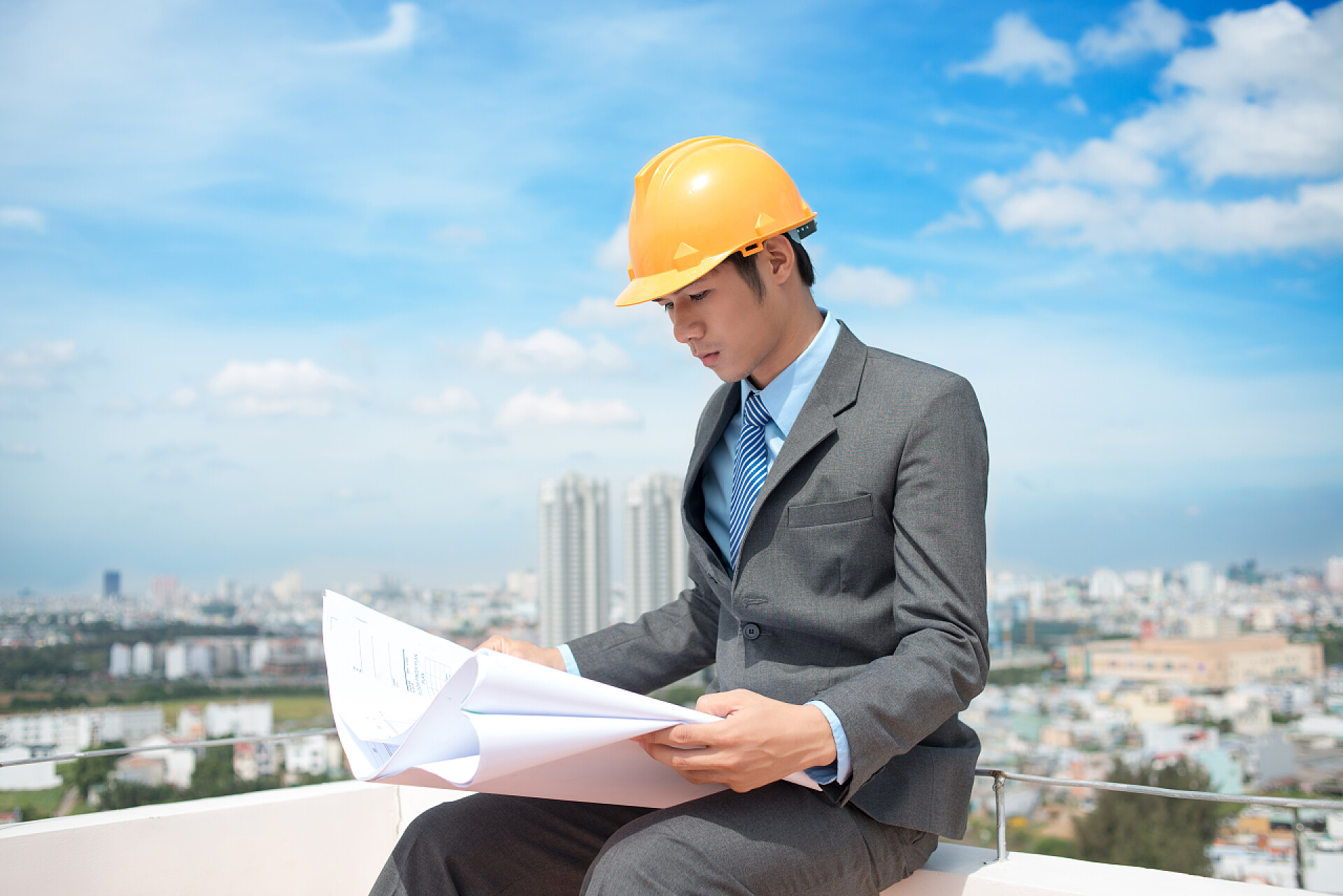 坐在高楼上的项目经理审查设计图稿项目管理员